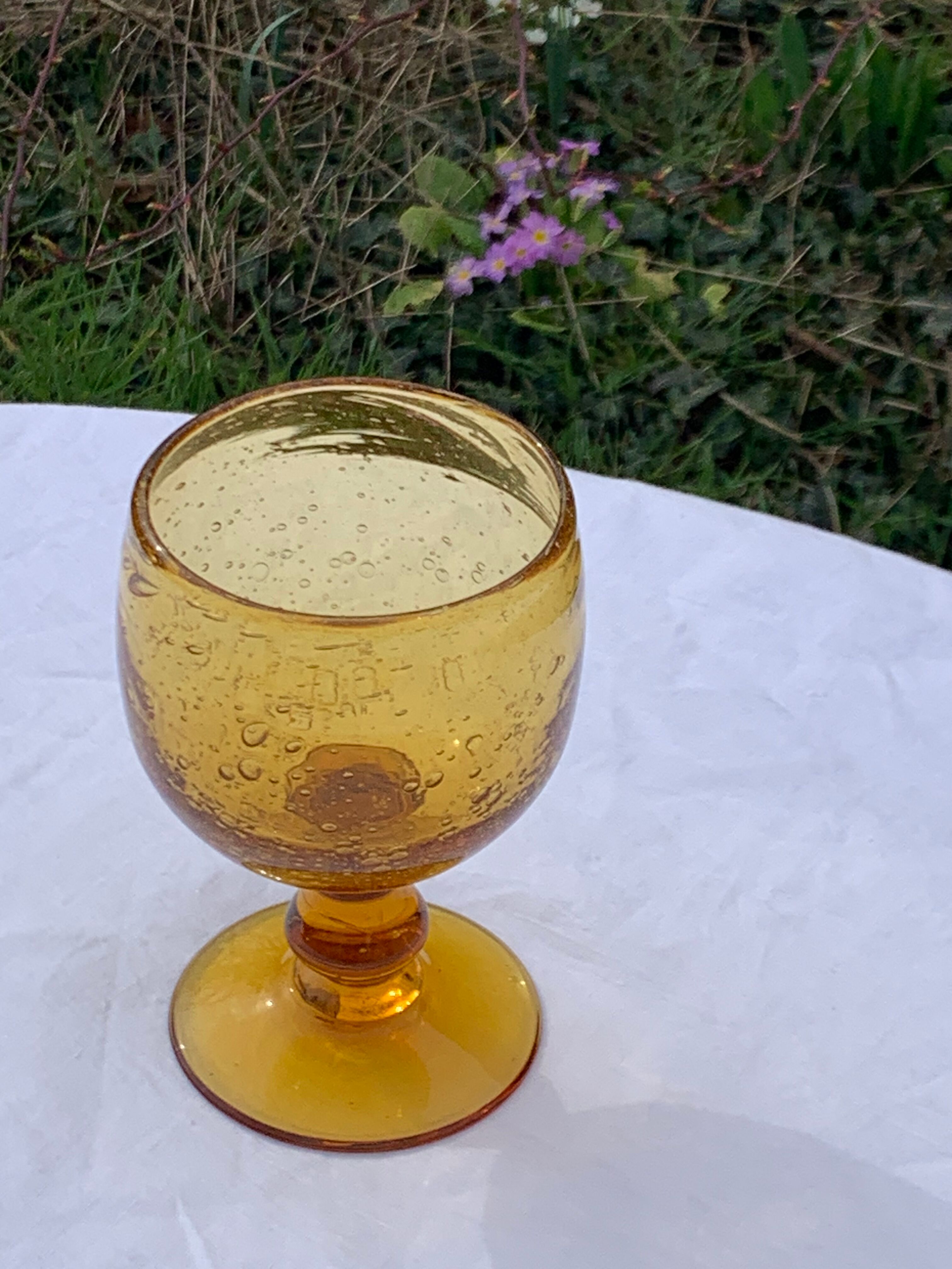 5 wine glasses in blown glass and vintage golden yellow bubble