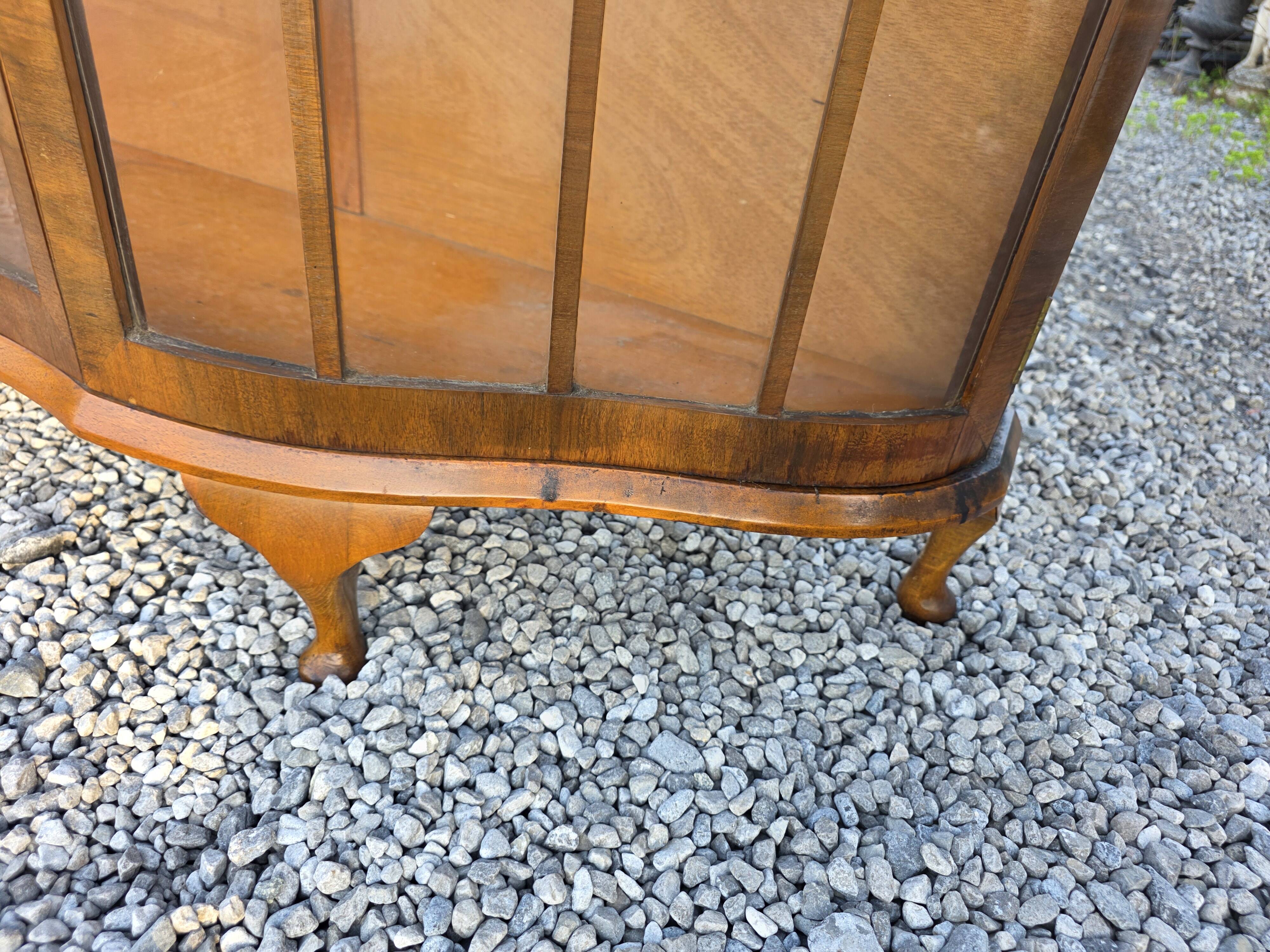 Art Deco display cabinet in walnut from the 1930s.