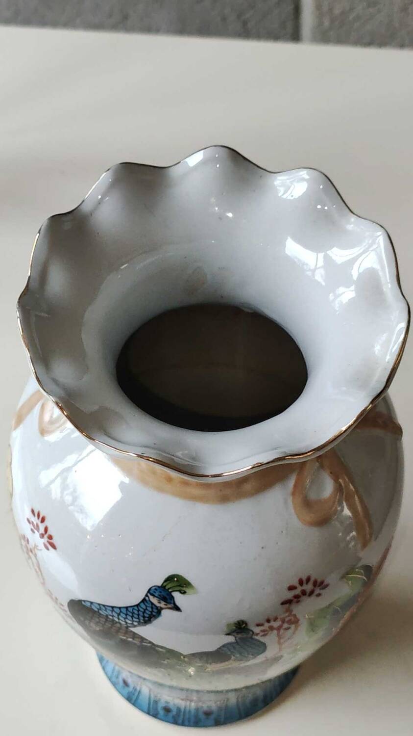 Chinese polychrome porcelain base. Peacock/birds of paradise designs. Corolla-shaped collar with ribbon. 30 x 15 cm