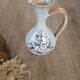 Carafe ou cruche en grès motifs floraux peints à la main
