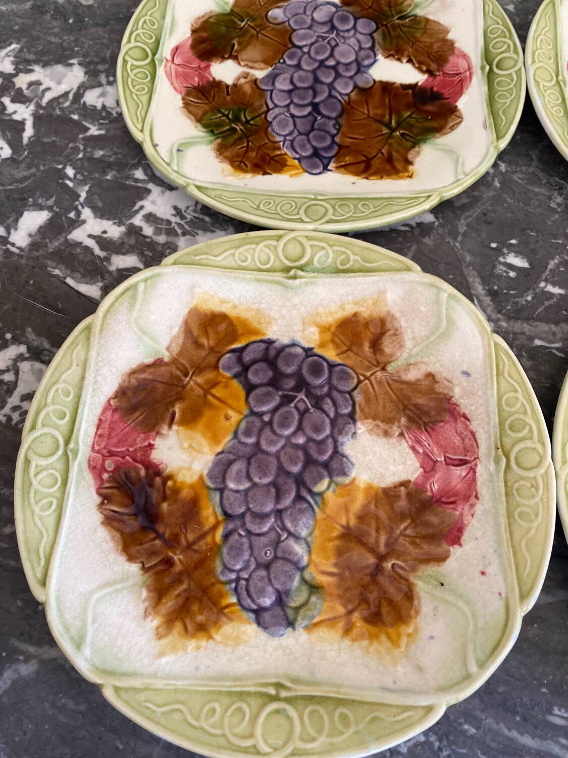 5 assiettes en barbotine