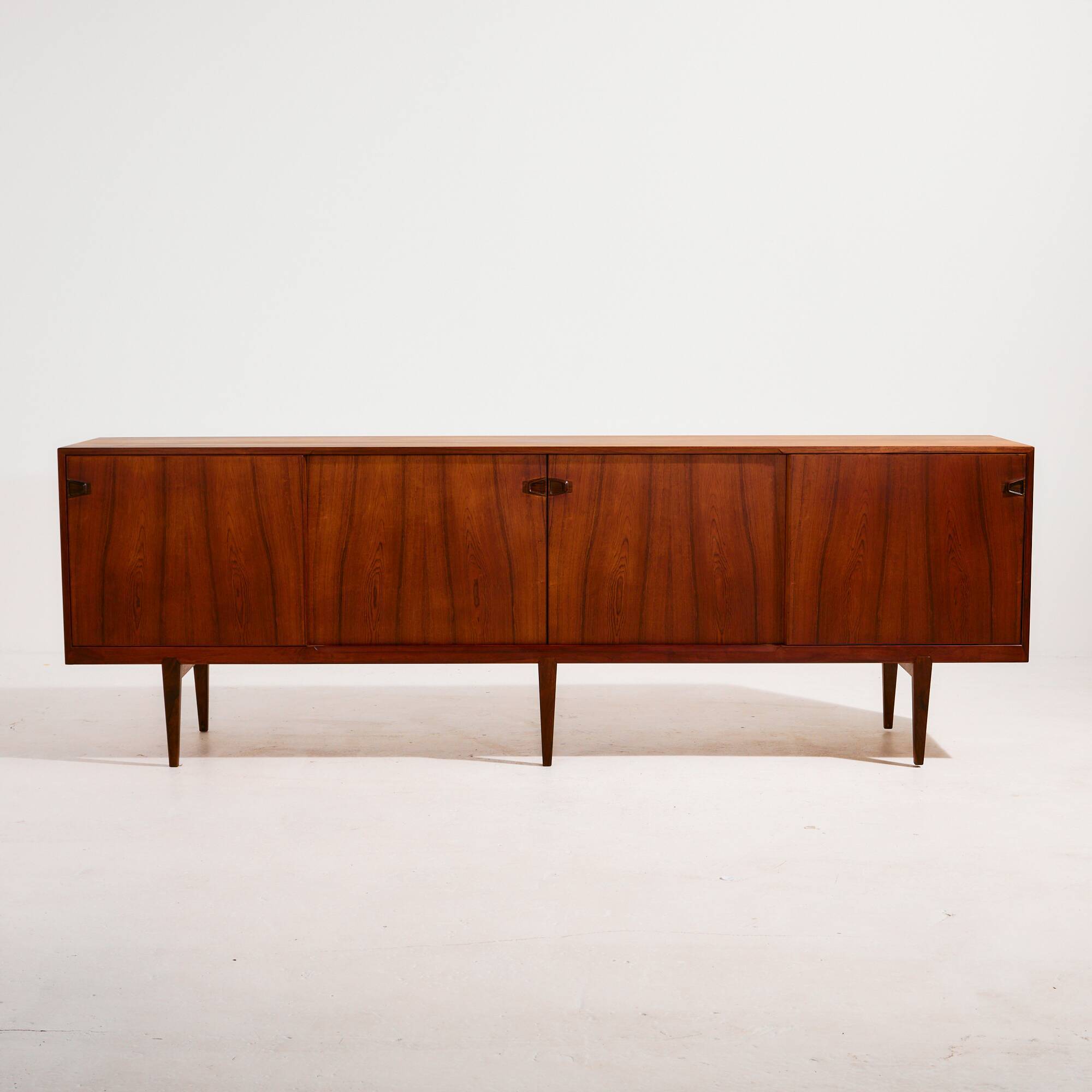 MK10673 Restored rosewood sideboard by Henry Rosengren Hansen for Brande Mø