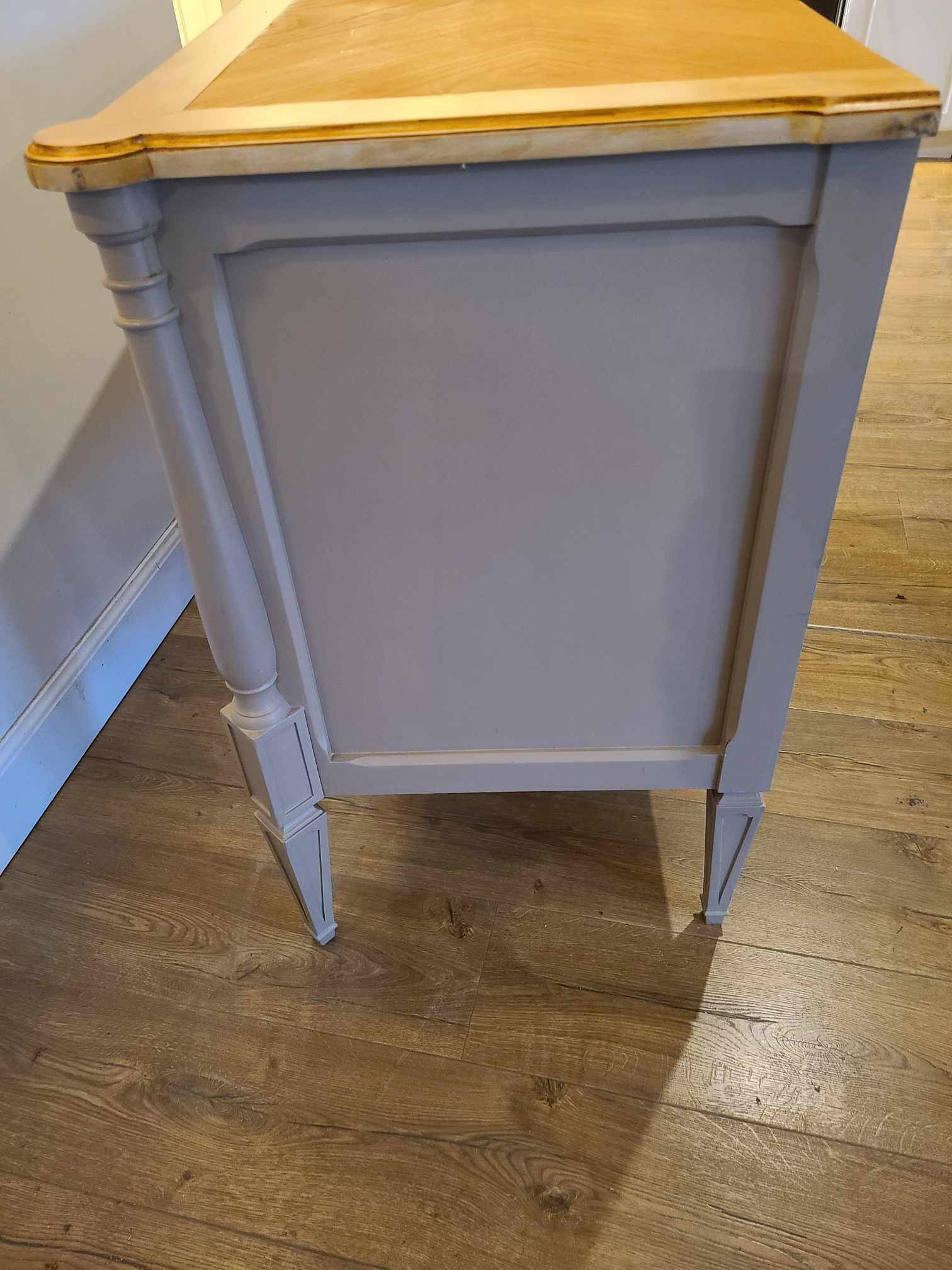 Commode en bois peint