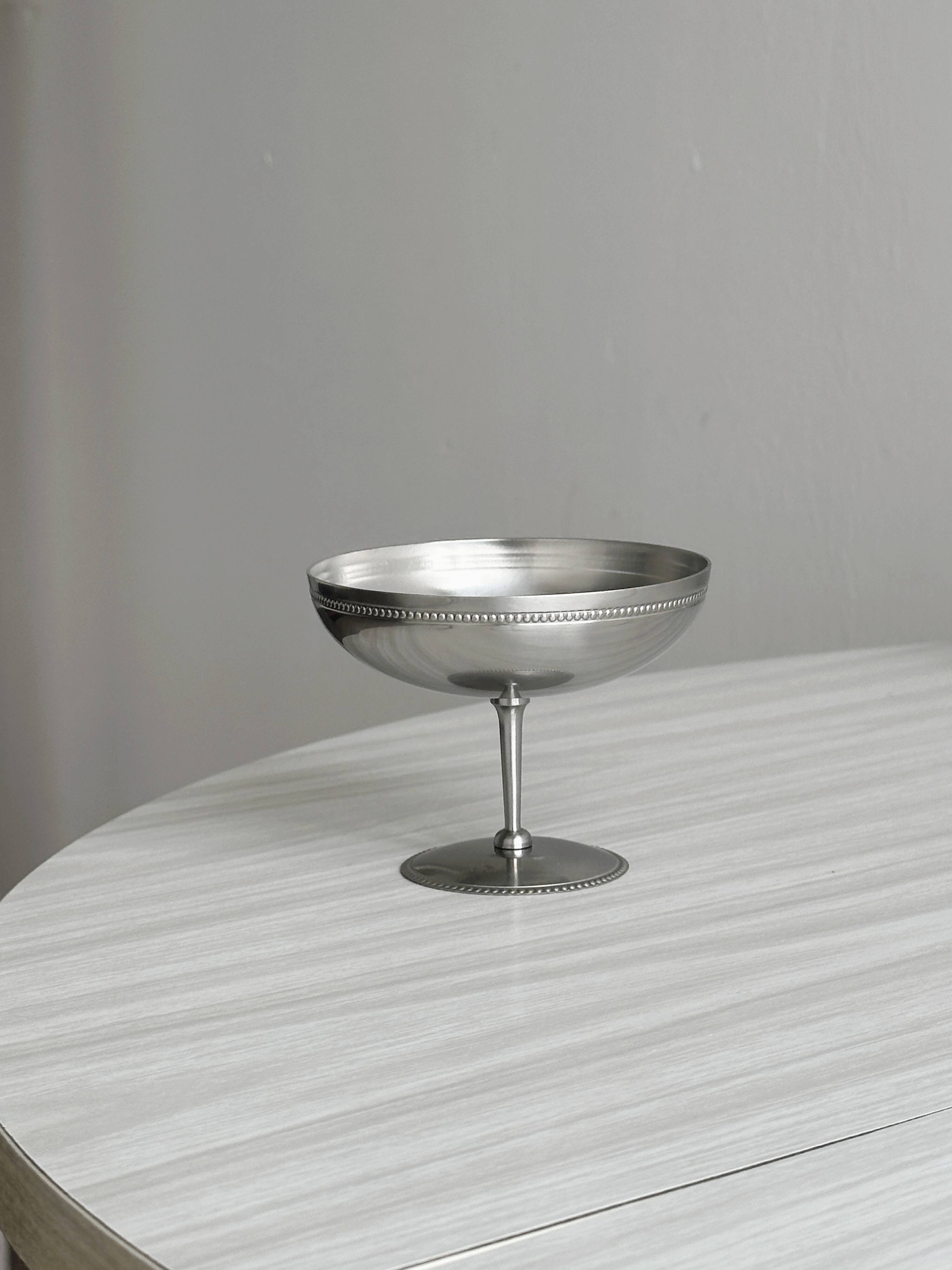 6 shiny metal cups with pearl rim