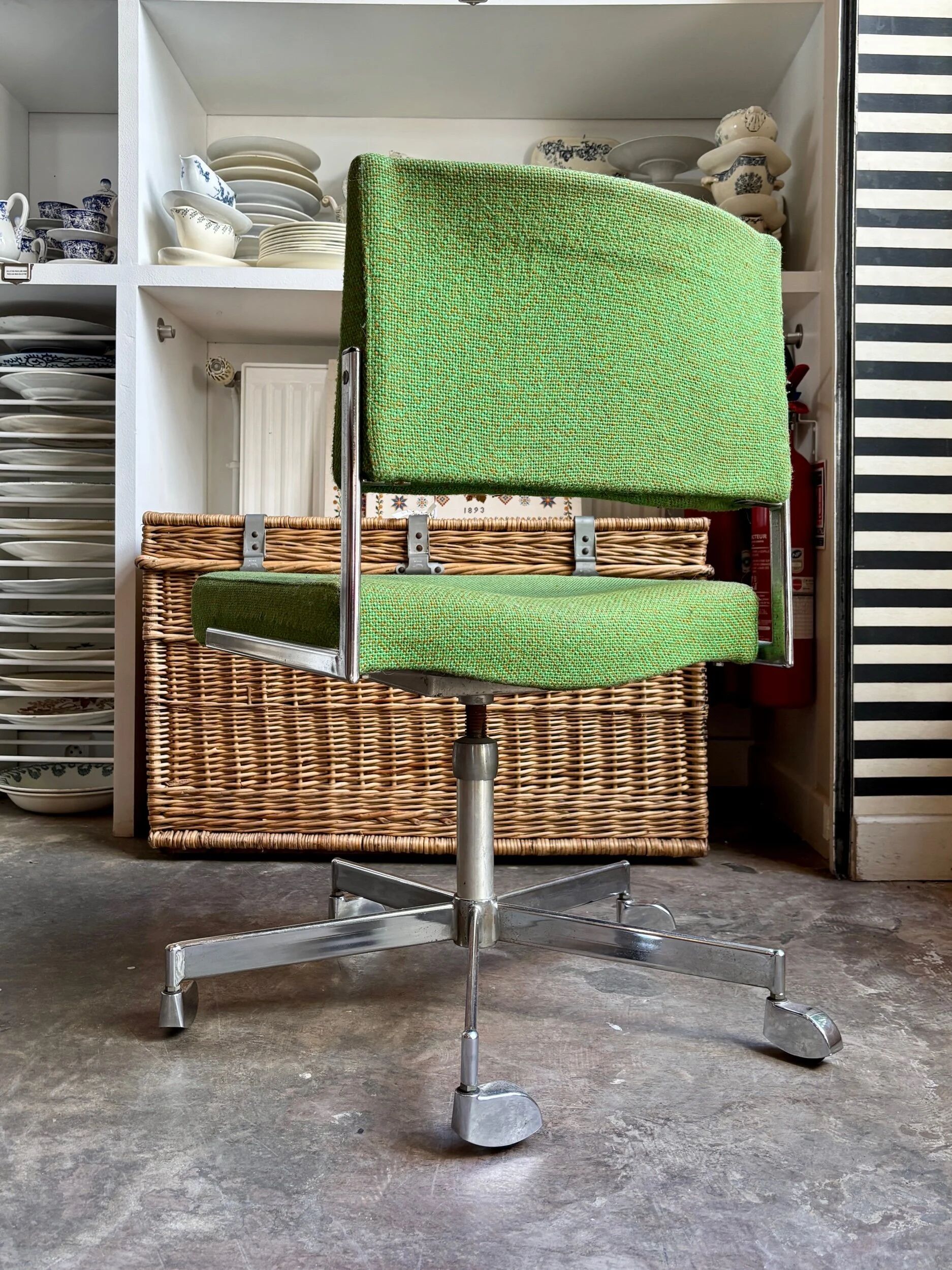 Chaise de bureau en tissu vert et métal chromé
