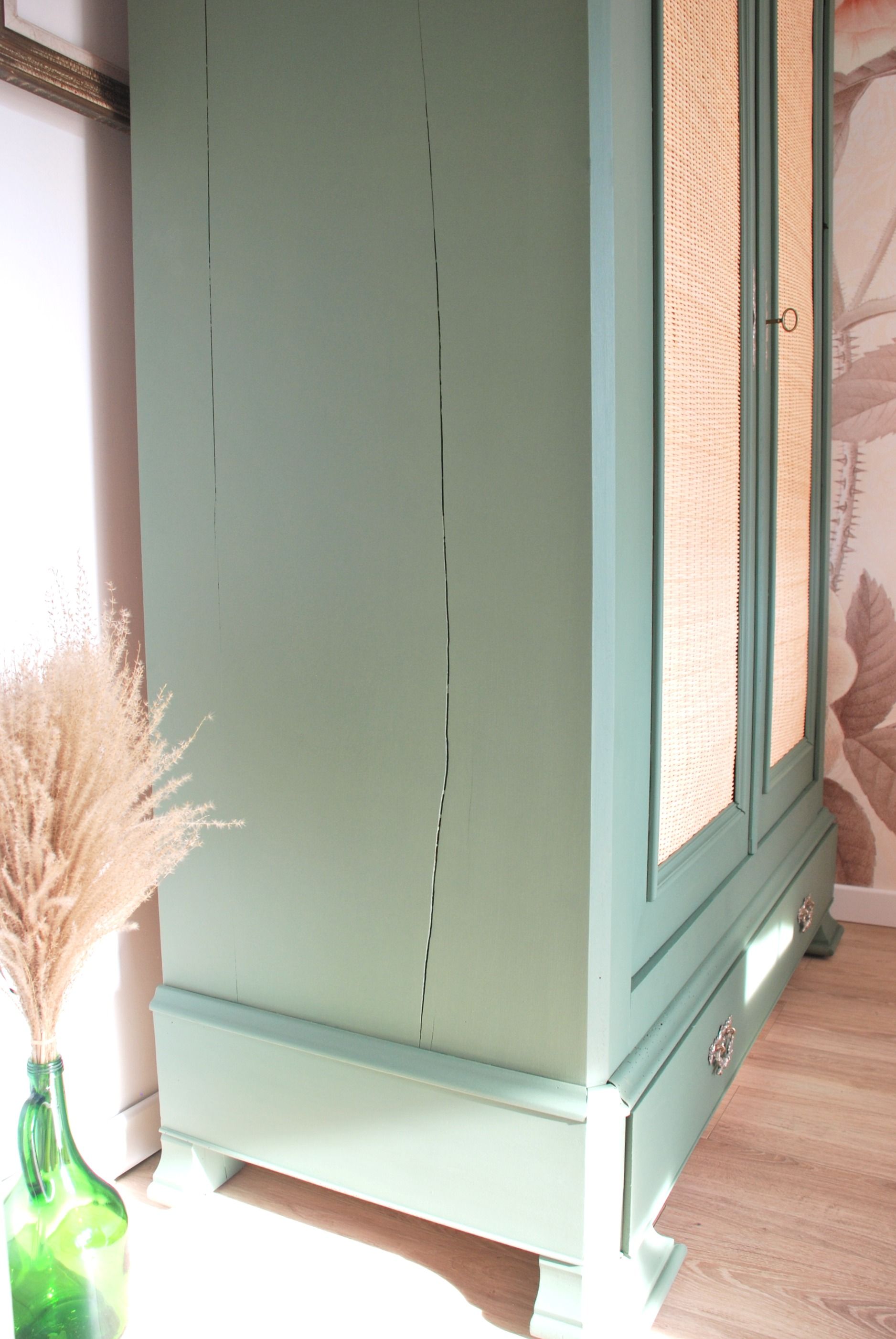 Armoire début XXe revisitée en vert treillis et cannage