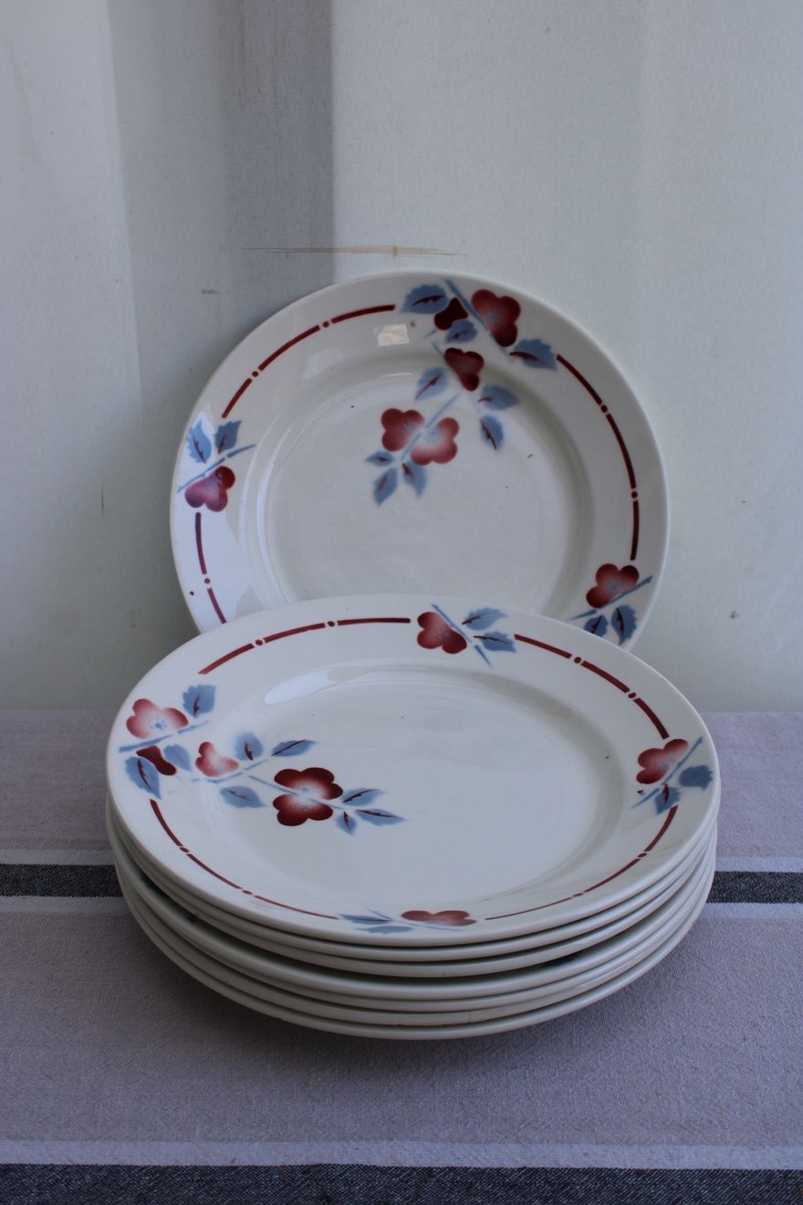 Set of 8 flat ceramic plates