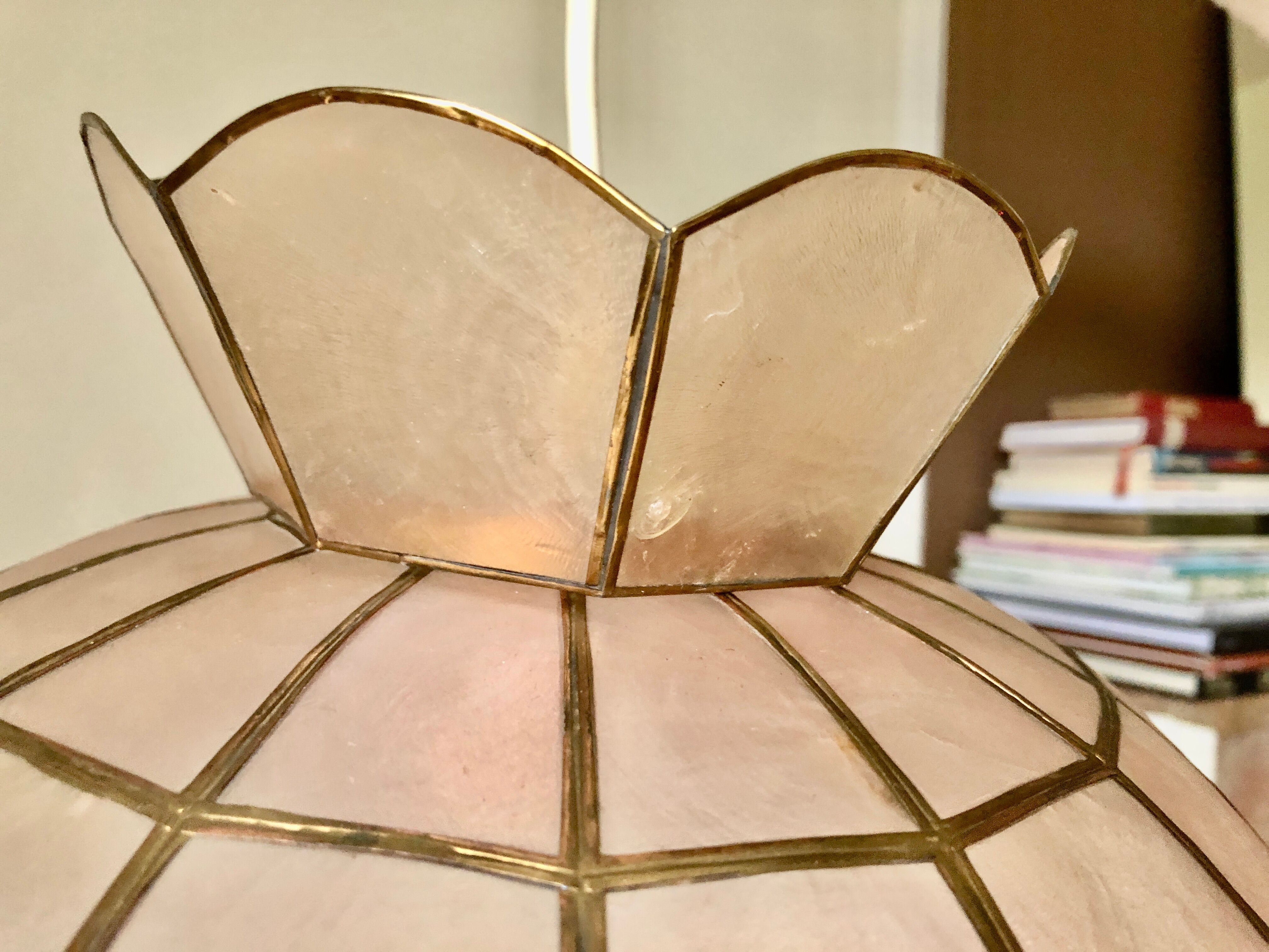 Suspension in pink mother-of-pearl and brass