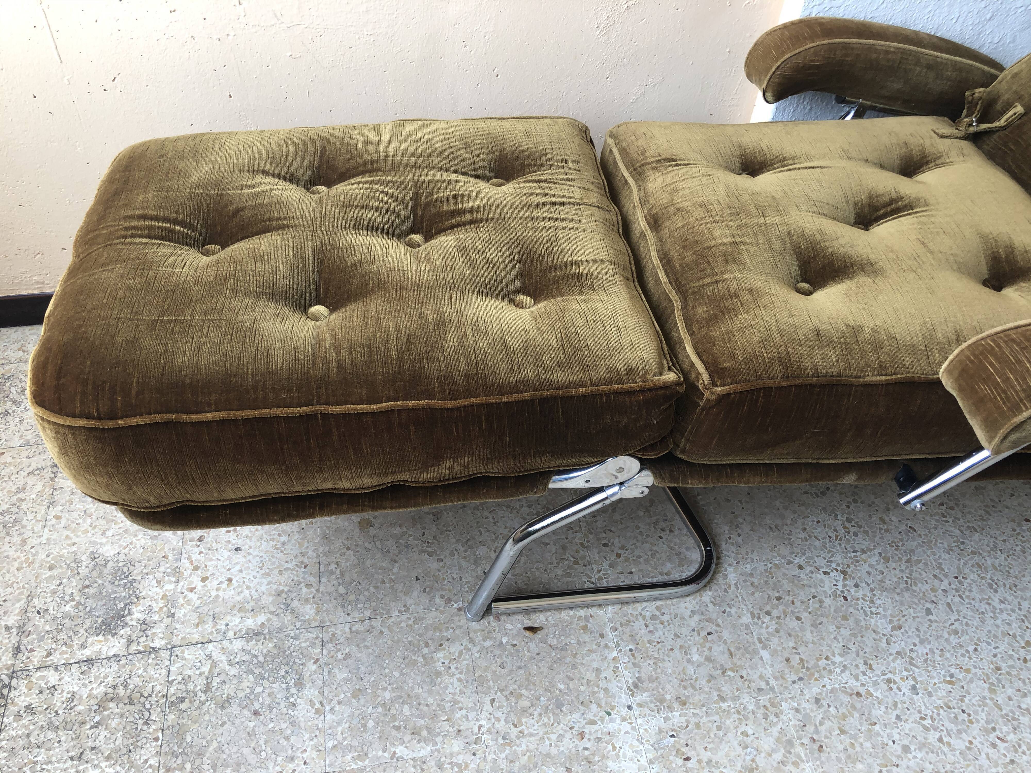Seventies long chair in ochre velvet