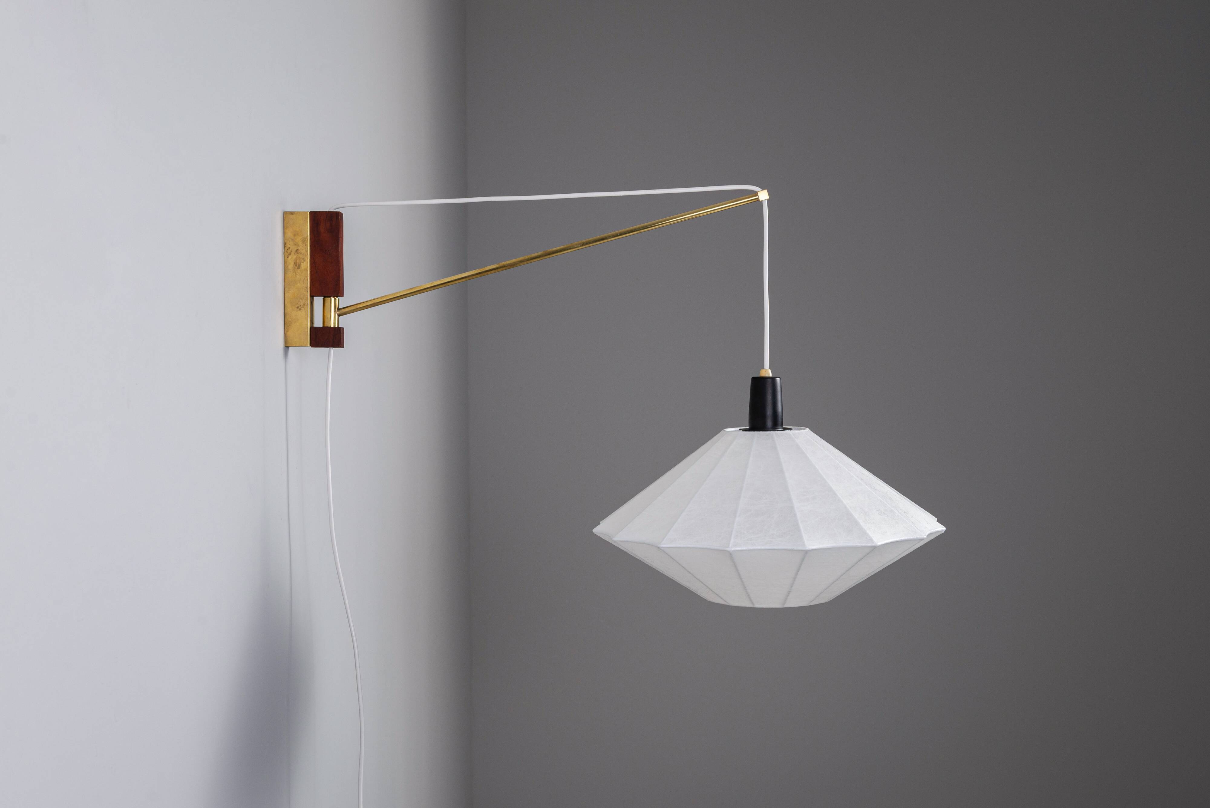 Suspendable wall lamp with brass and wood details