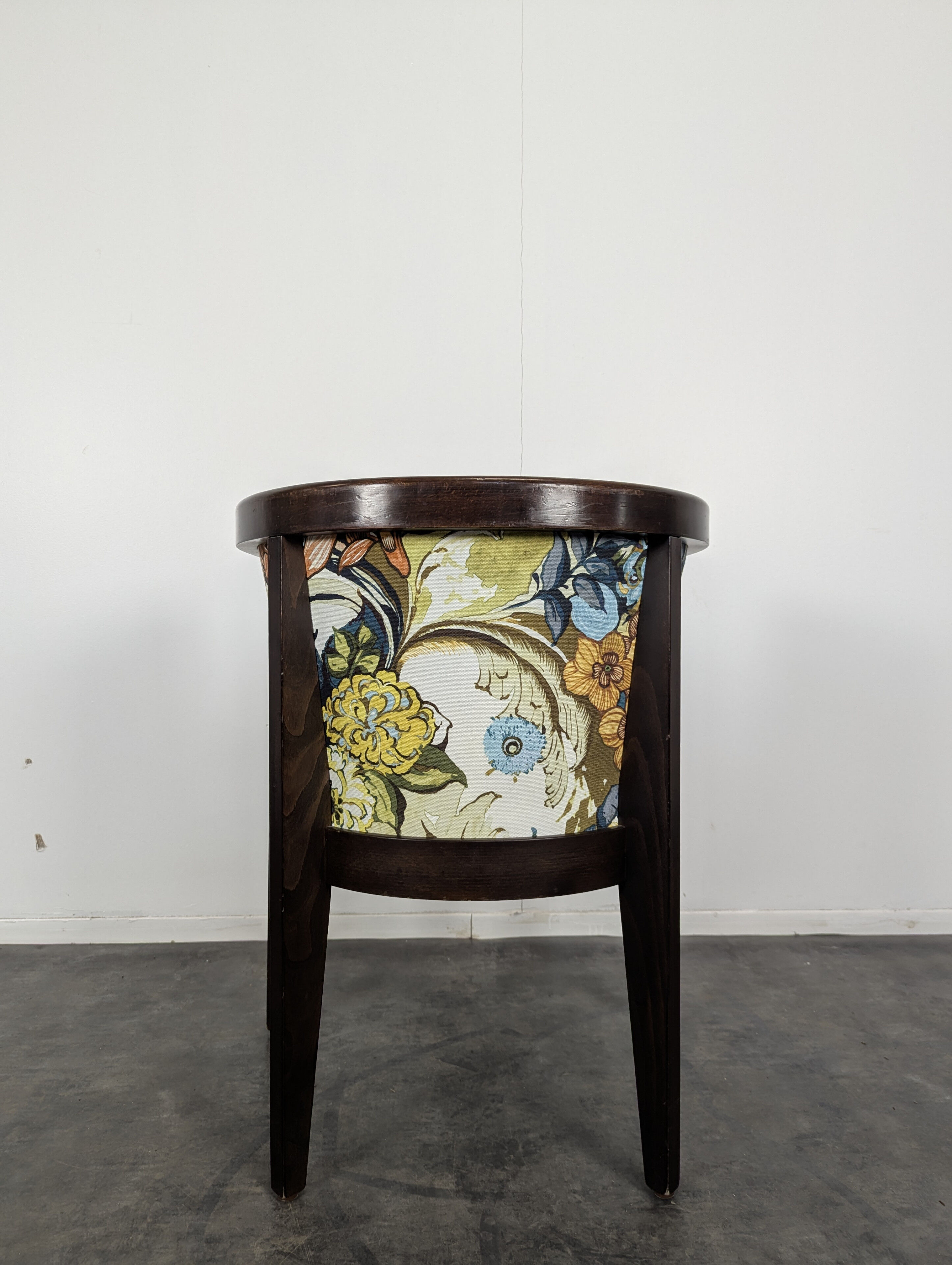 Fauteuil de restaurant motif florale en quantité