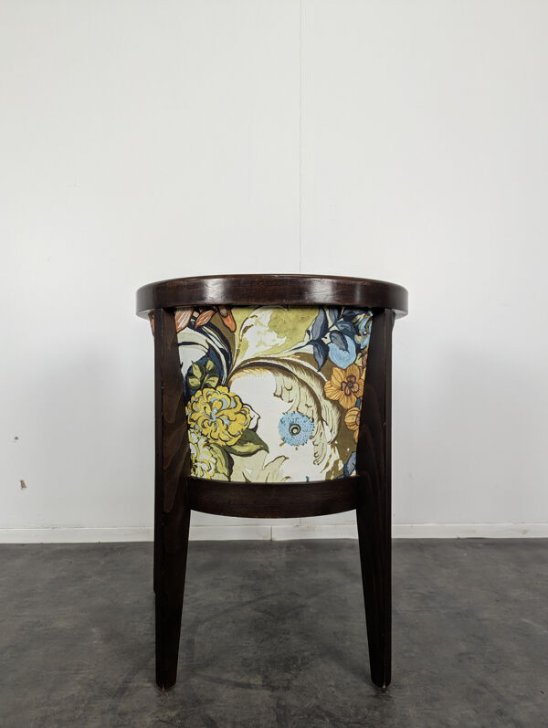 Fauteuil de restaurant motif florale en quantité