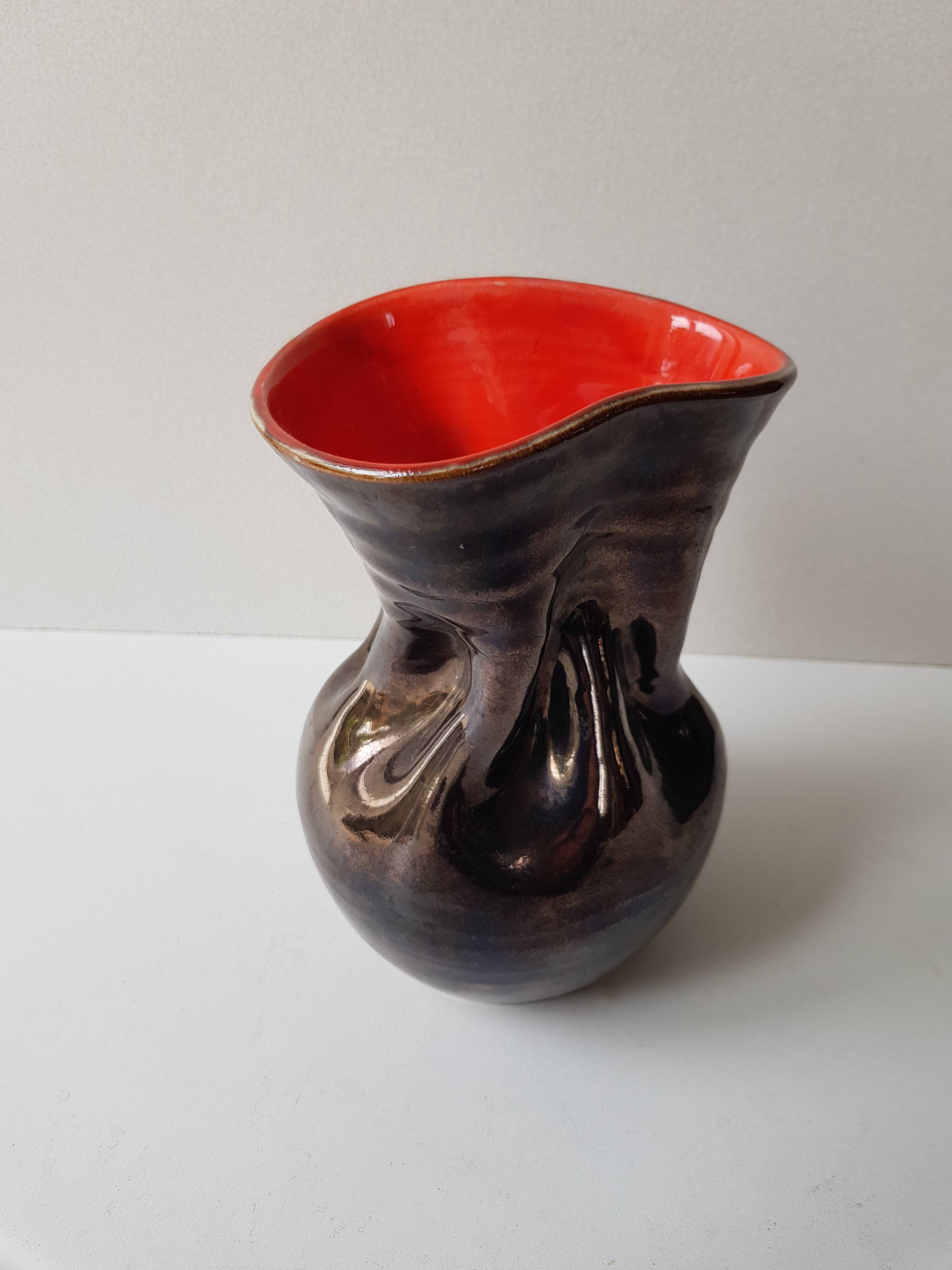 Ceramic vase Pearly black / red Free form - 60s design signed L Bro