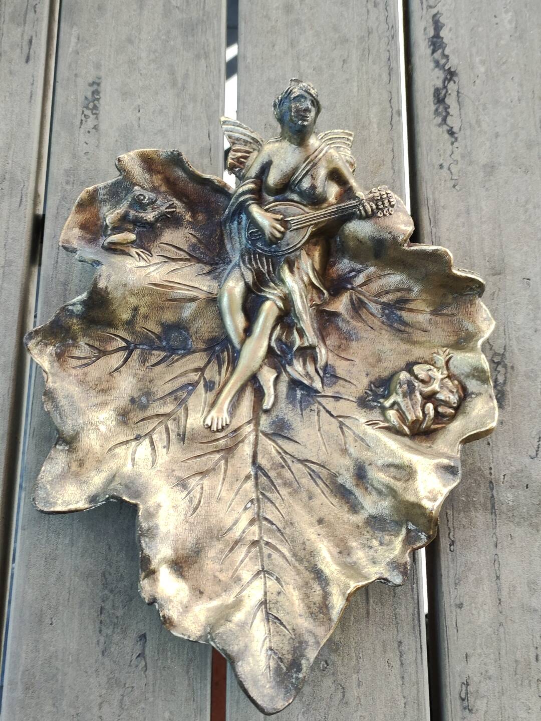 Vide poche Art Nouveau en régule, Femme à la mandoline sur feuille de vignes