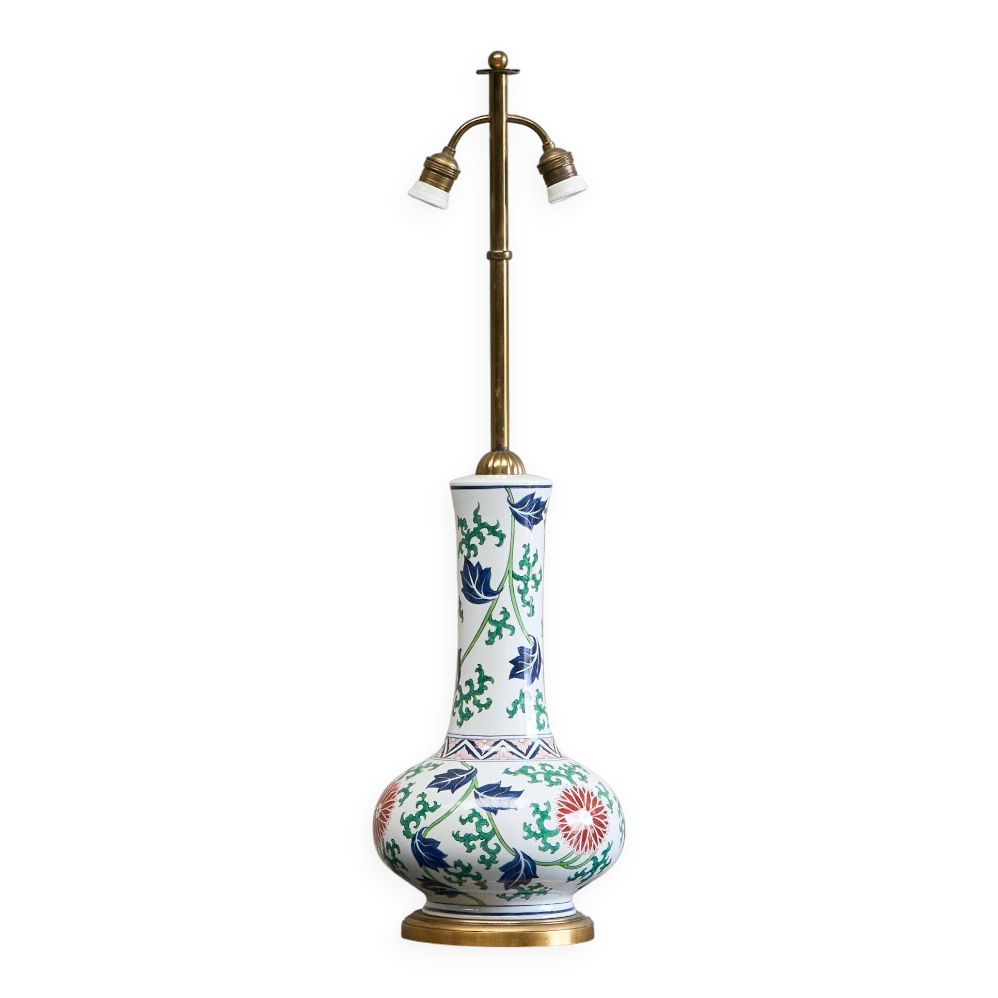 Lampe de table chinoiserie française en porcelaine et laiton, années 1940