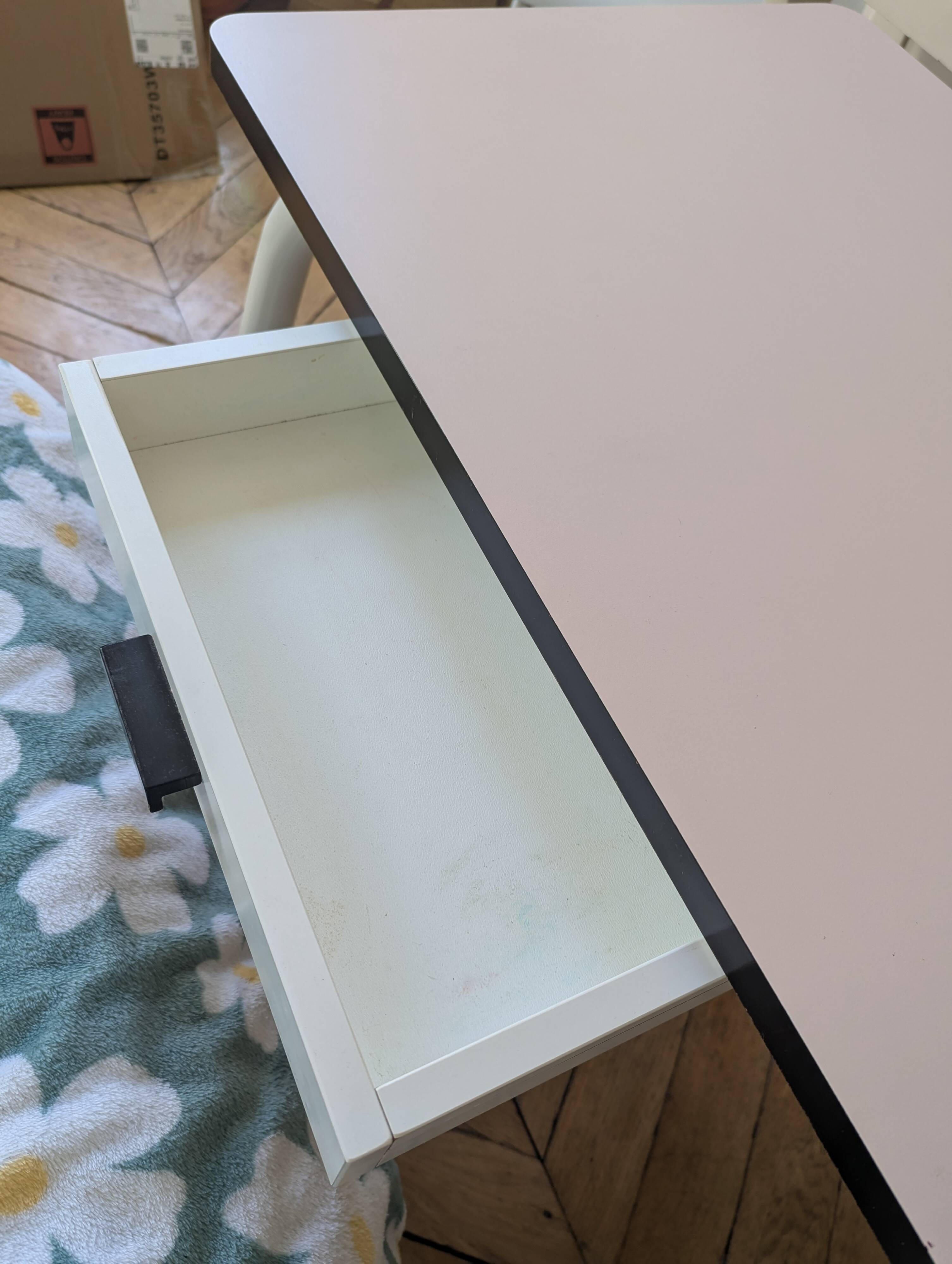 Desk "les Gambettes" in excellent condition.