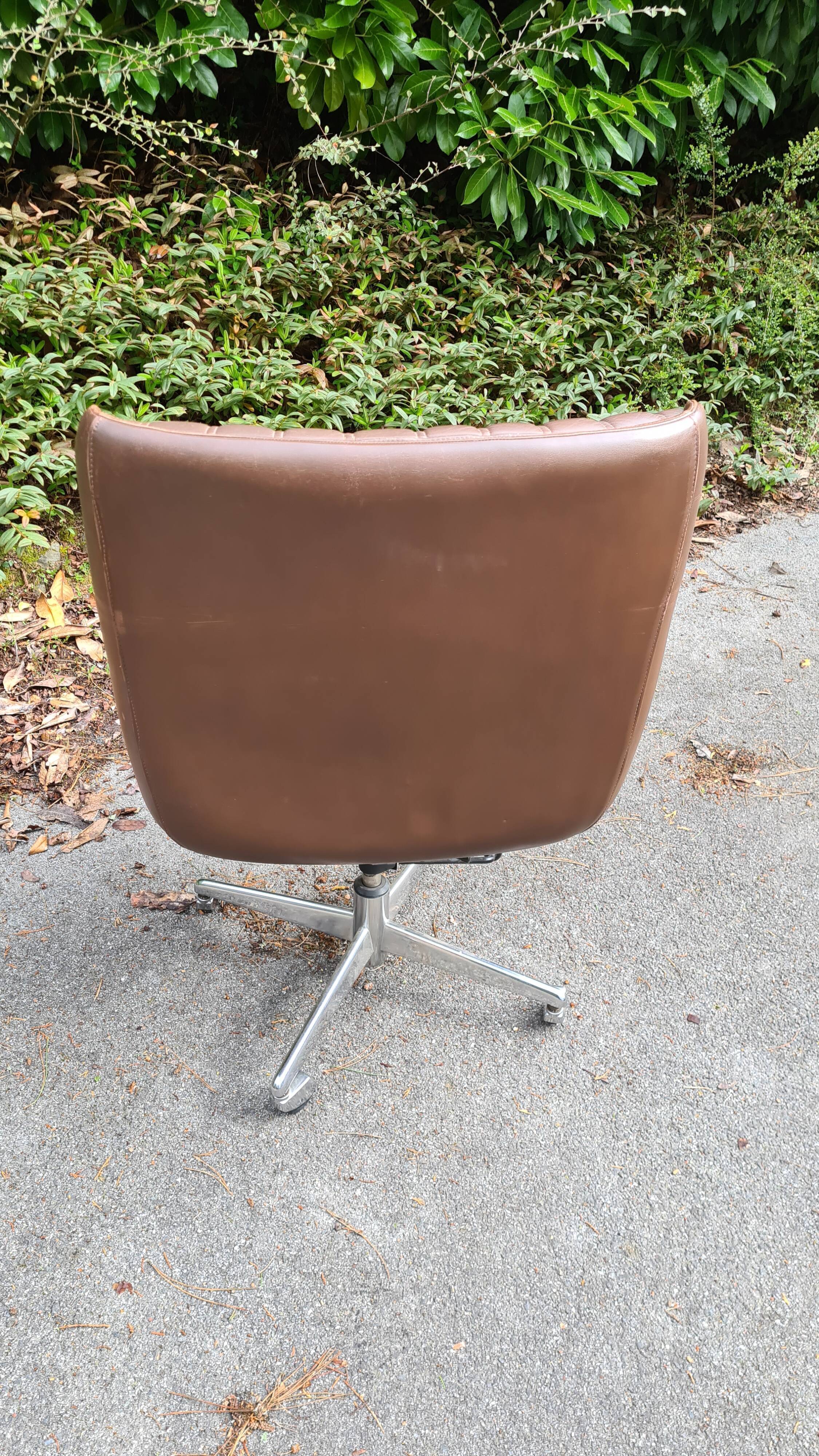 Brown leather office chair 80s
