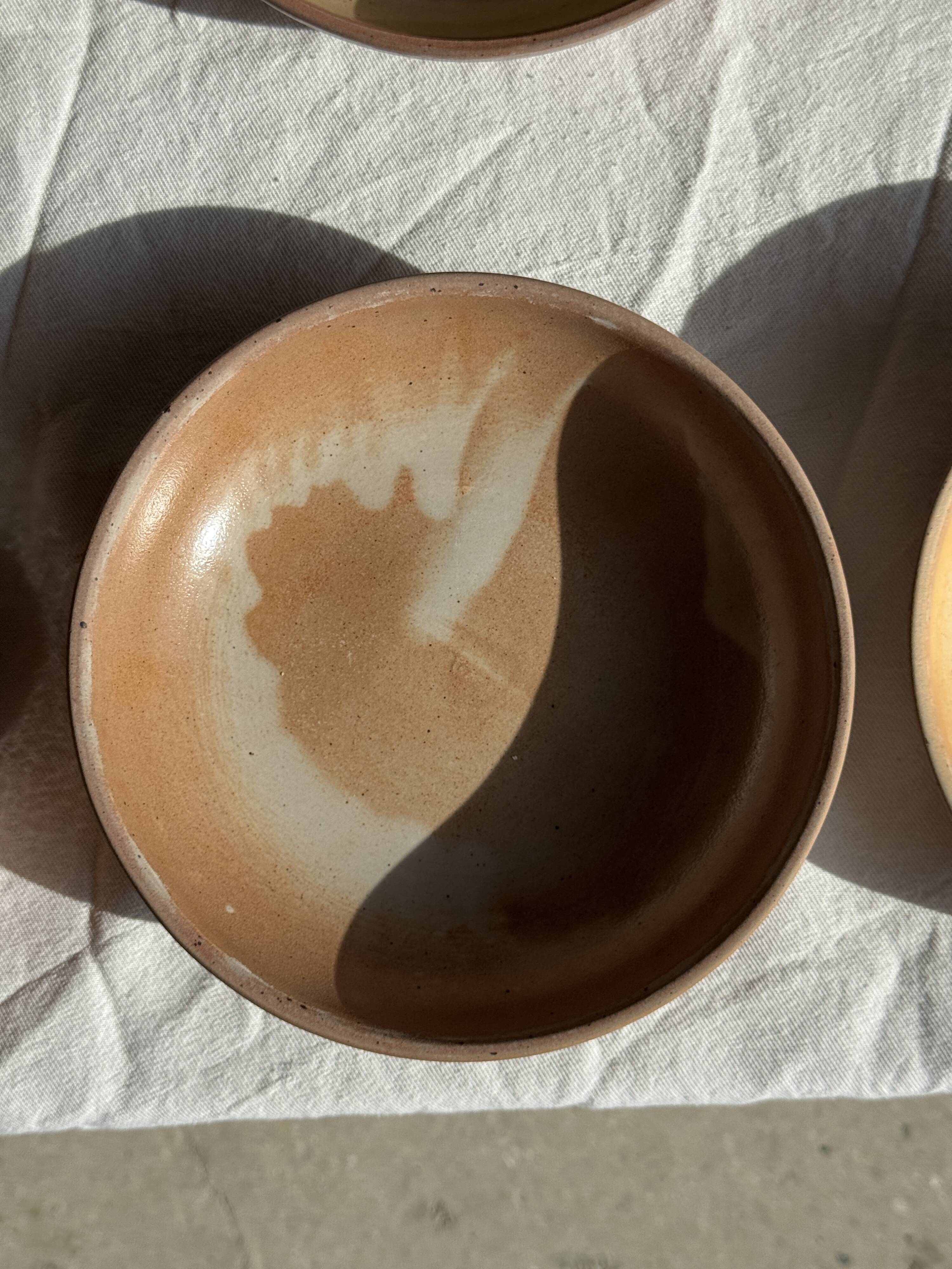 11 assiettes creuses artisanales vintage en grès mat