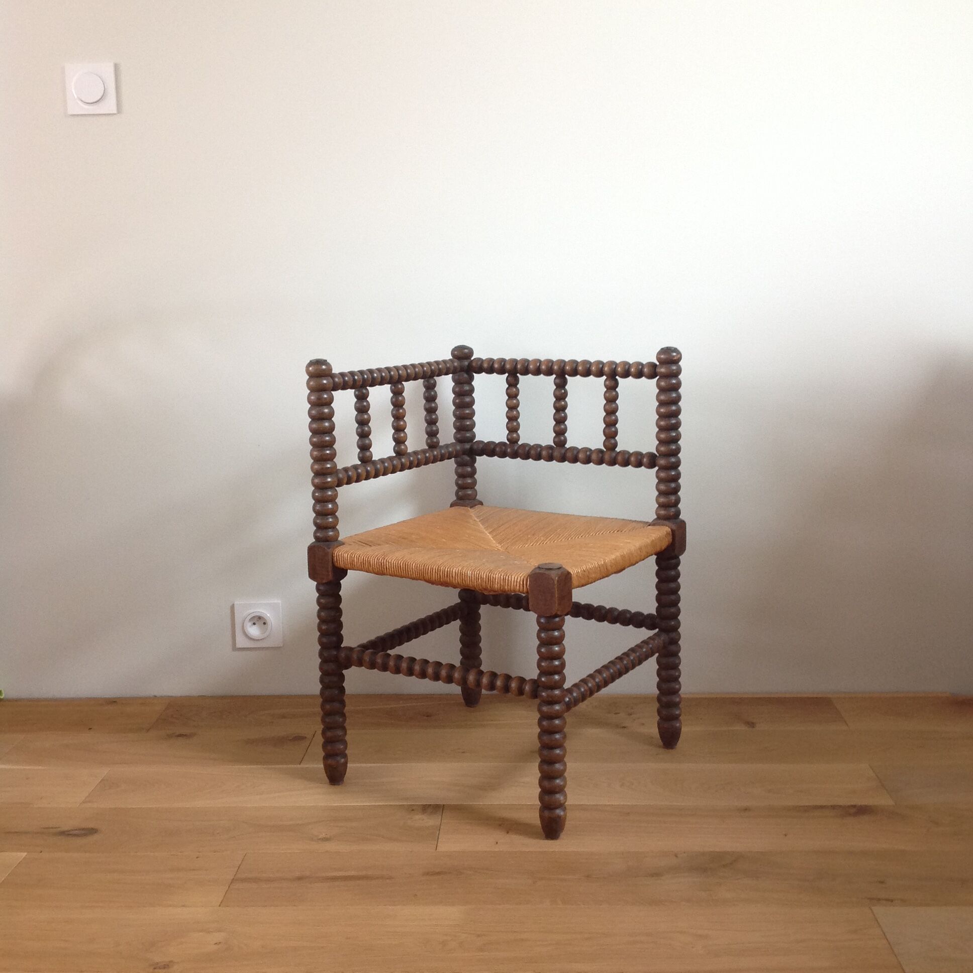 Mulched wood corner chair