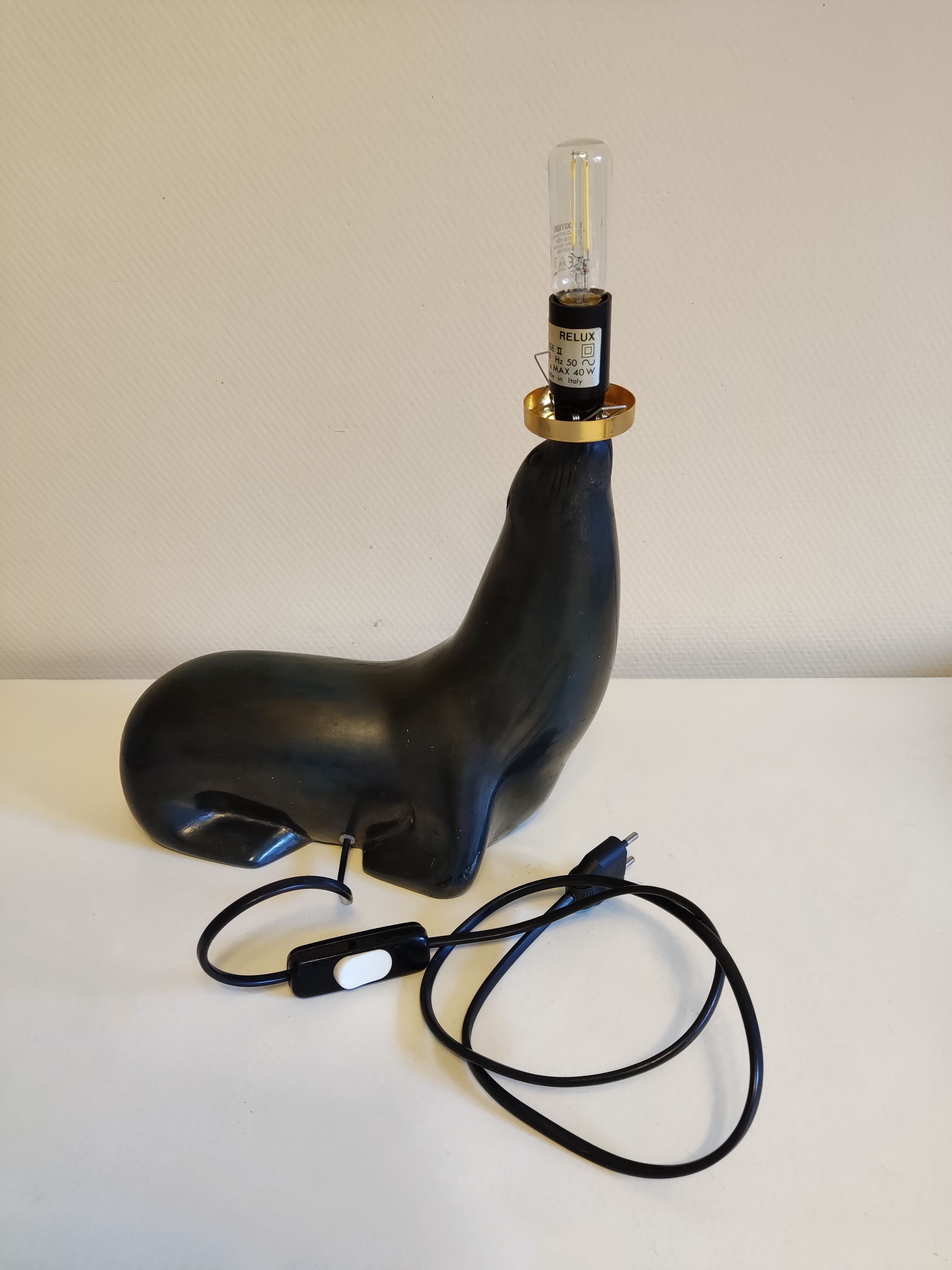 Lampe otarie noire irisée bleue en terre cuite