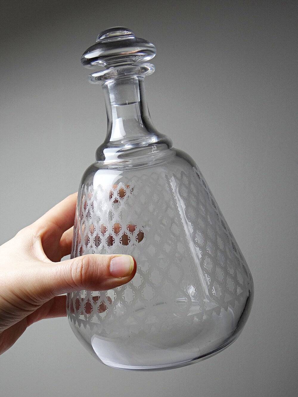 Engraved crystal carafe model "Alhambra" Baccarat from the years 1900-1920.