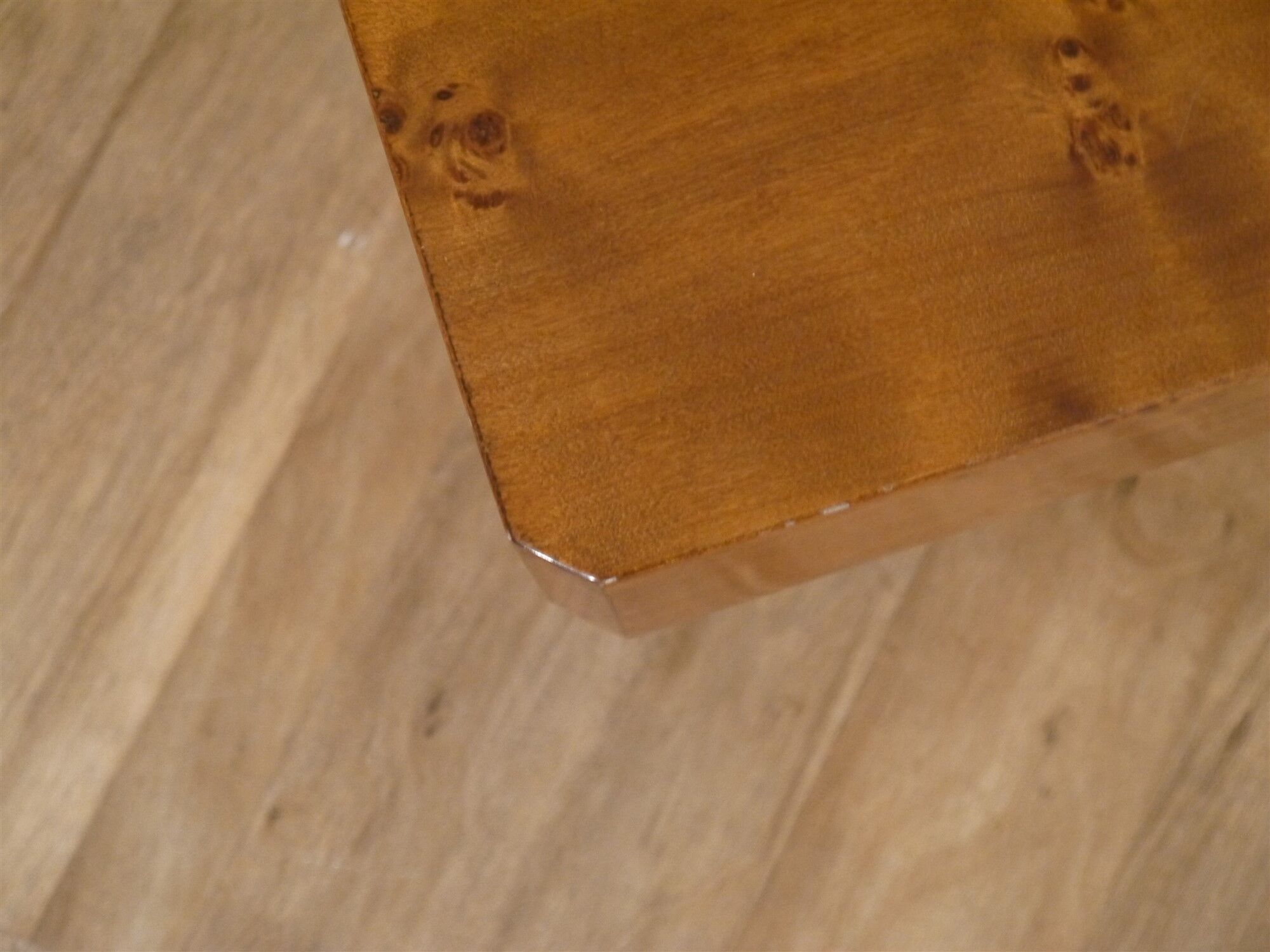 Table basse vintage en loupe d'orme 1970