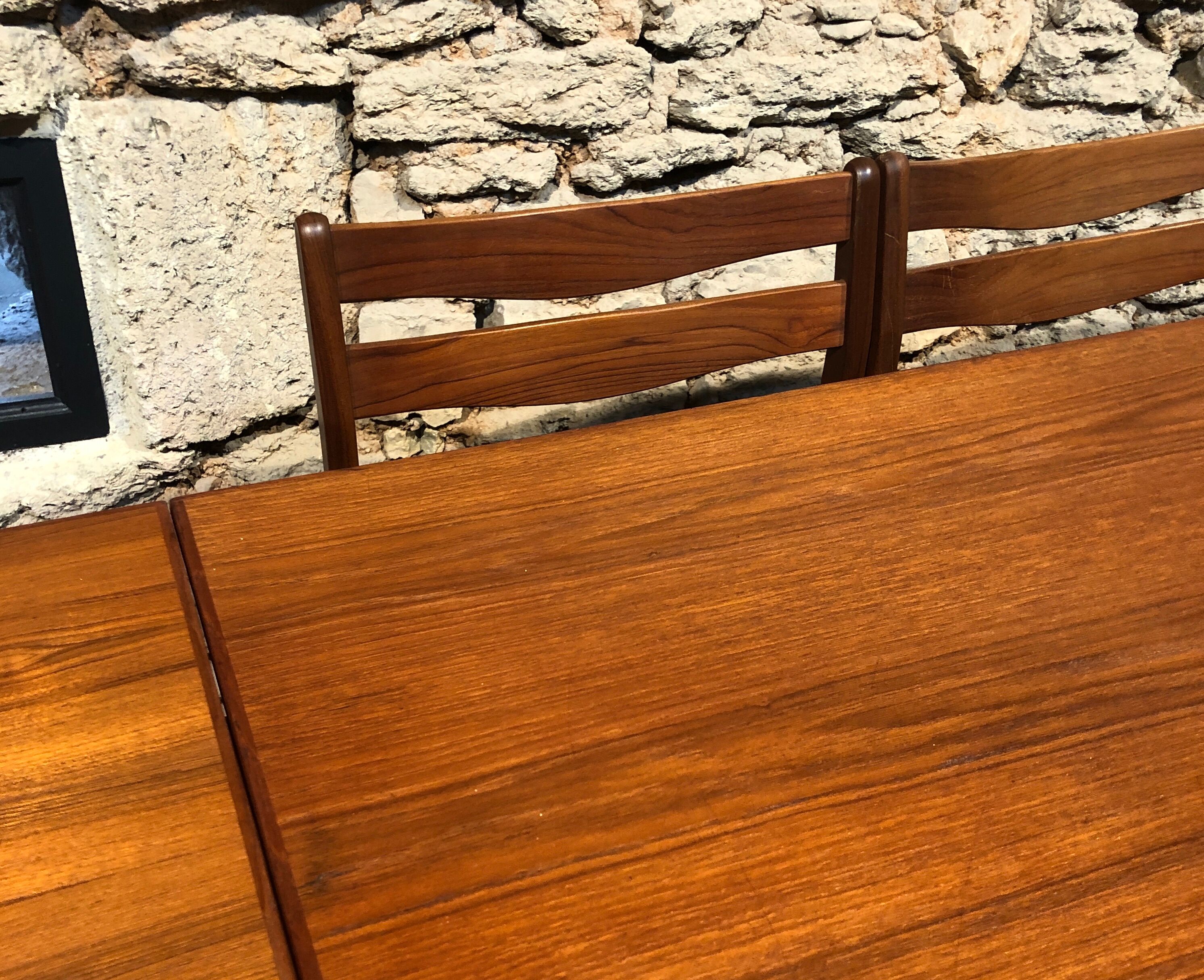 Table vintage scandinave en teck avec deux rallonges