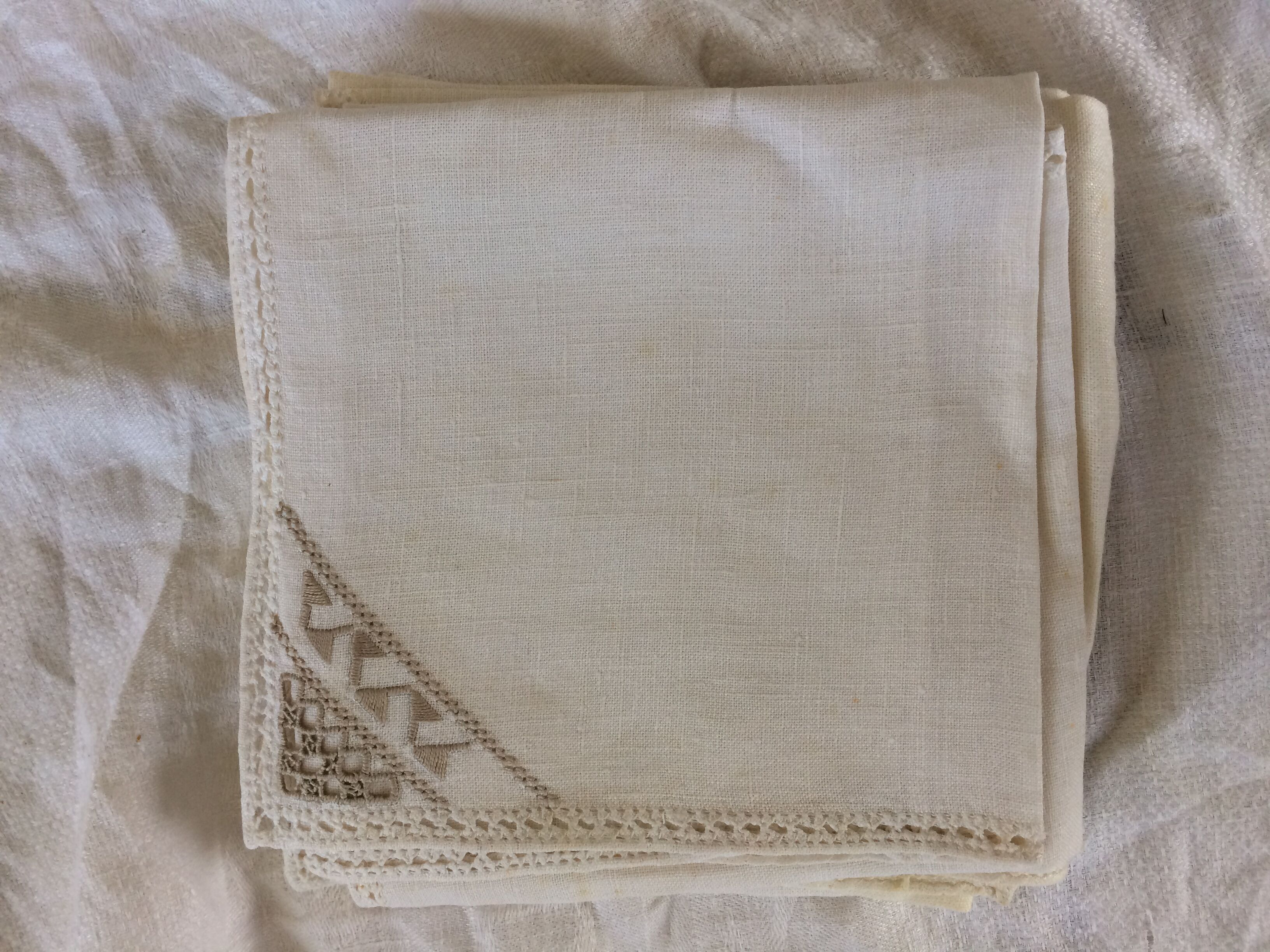 6 serviettes en lin écru avec broderies beige faites main.