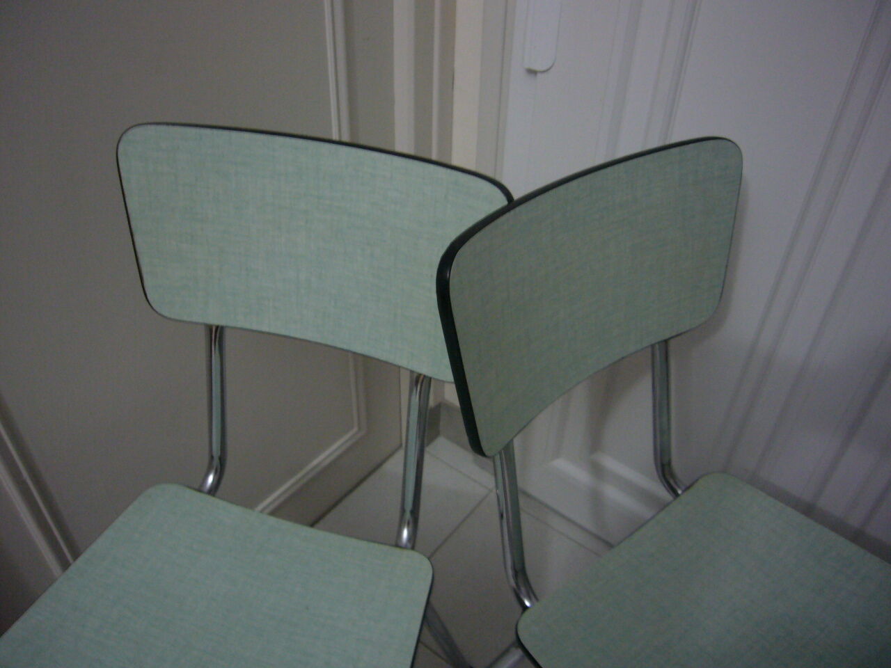 Lot de deux chaises formica vert clair 1960