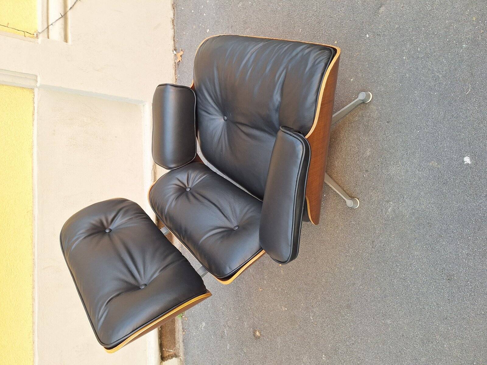 Vintage Lounge Chair in Black Leather by Charles Eames and Ray Eames for Herman Miller, 1960s