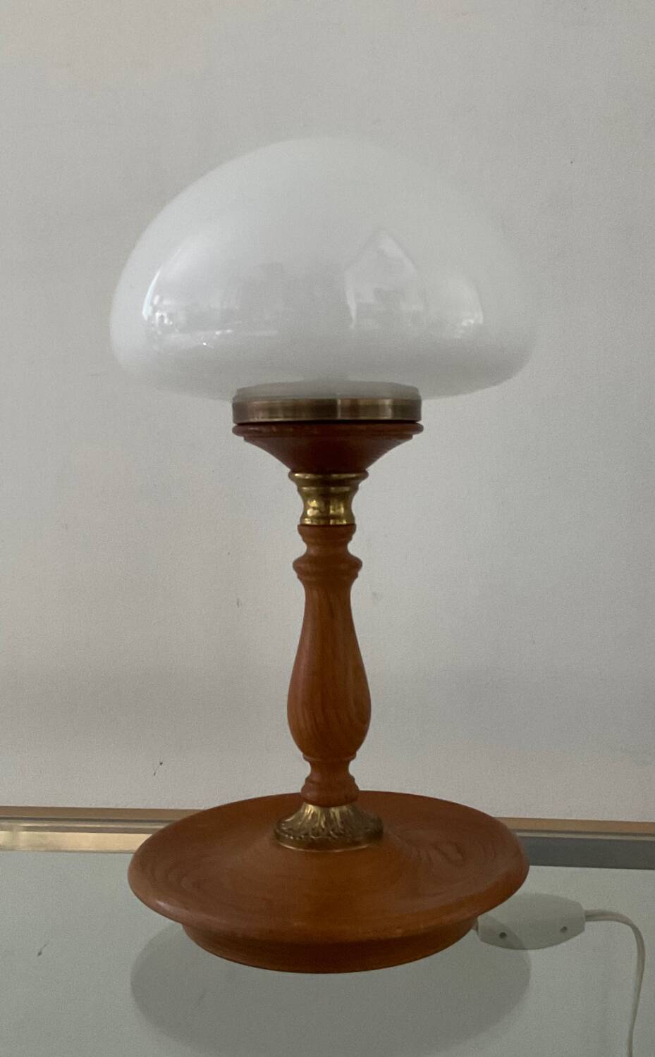 Lampe scandinave en bois et opaline