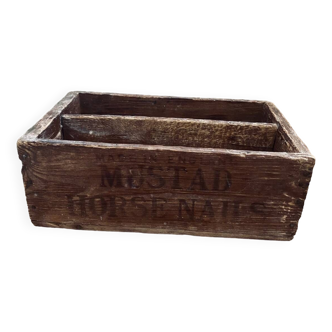 Vieille boîte à ferrure de chevaux en bois rustique.