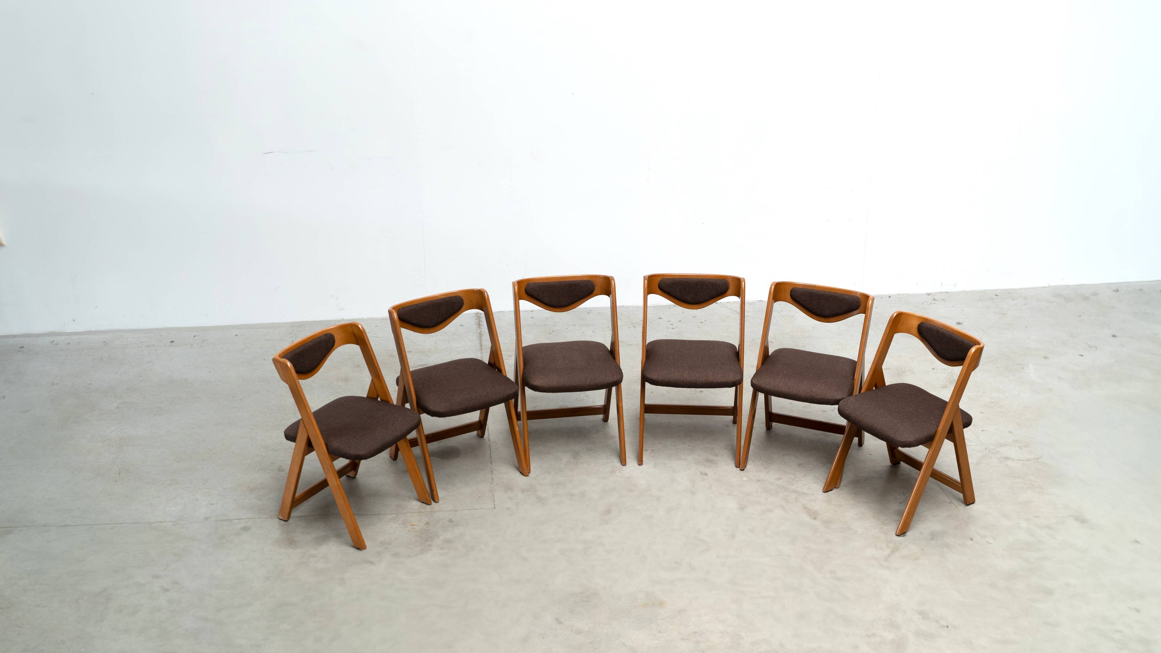 Ensemble de six chaises de salle à manger sculpturales italiennes.
