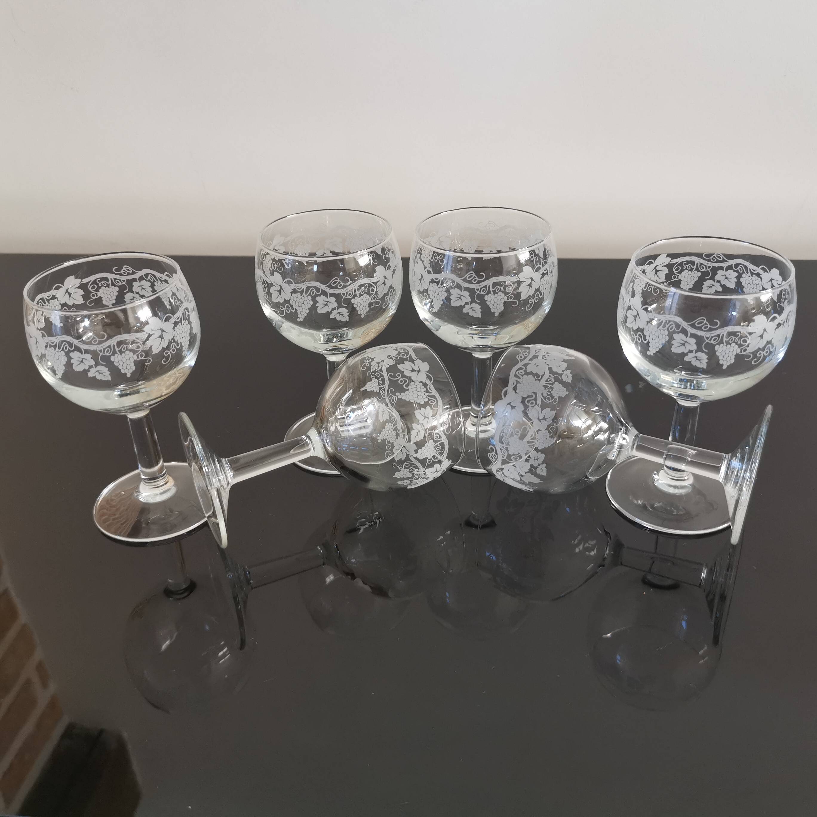 6 vintage “Henri Julien” white wine balloon glasses decorated with bunches of grapes LUMINARC