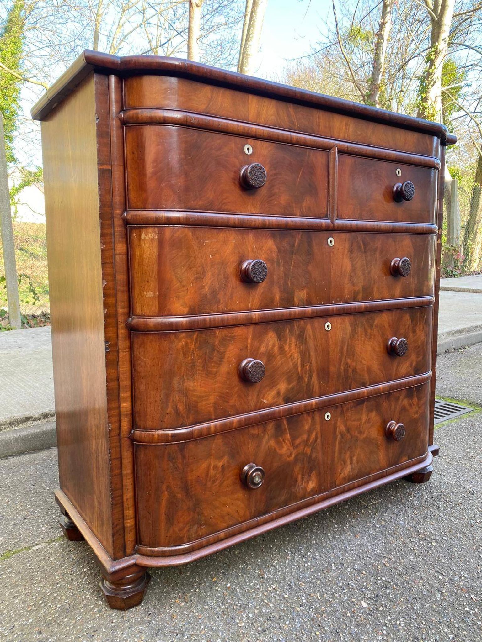 Victorian English commode in solid mahogany wood, 1930.