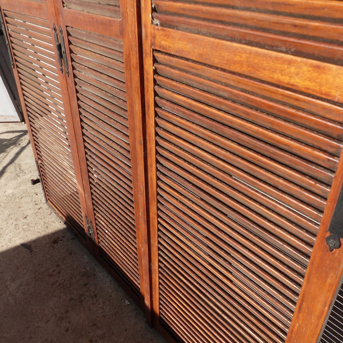 Set of 3 louvered shutters