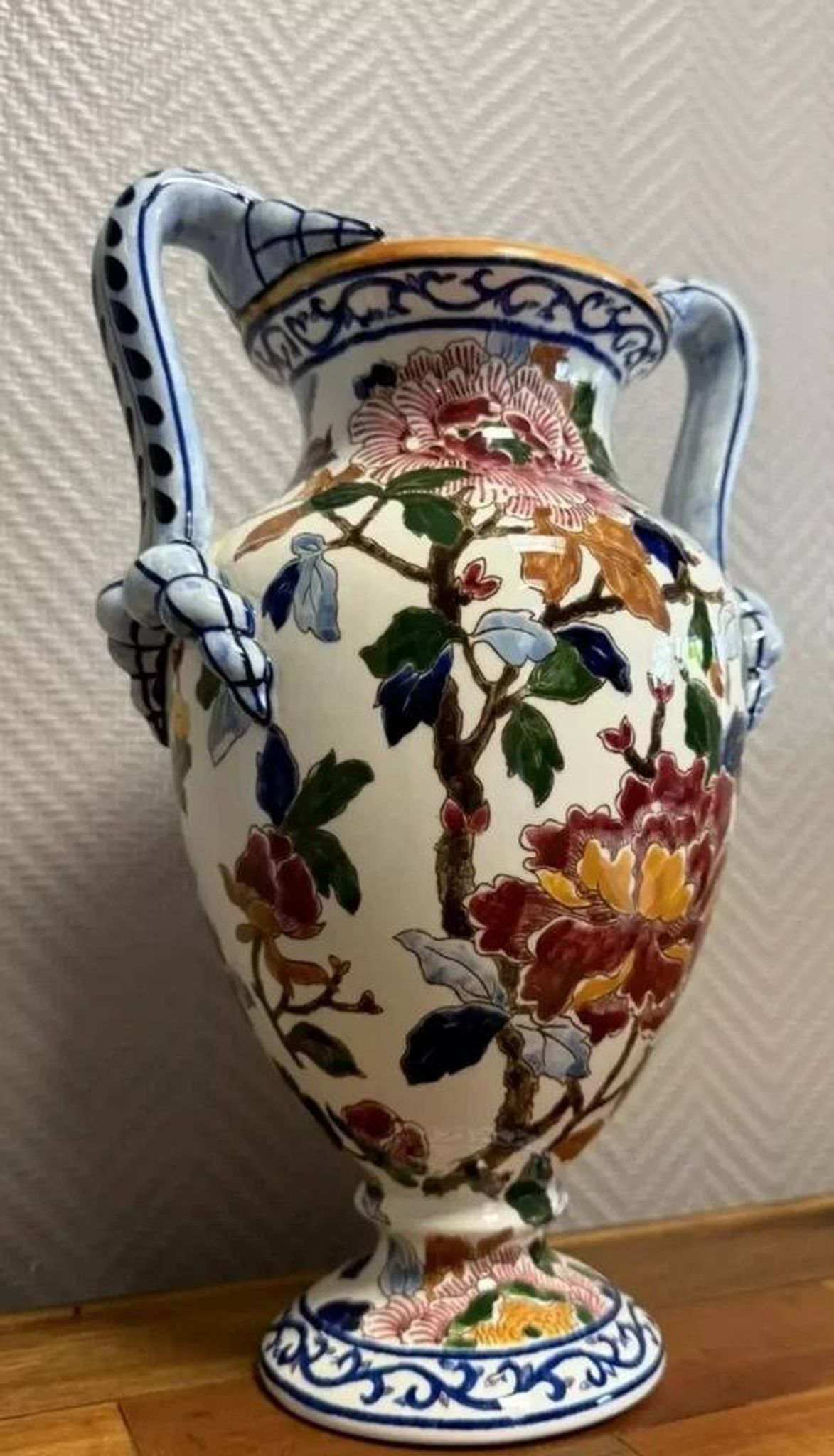 Gien : Important Vase à anses en faïence a décor pivoines époque XXeme