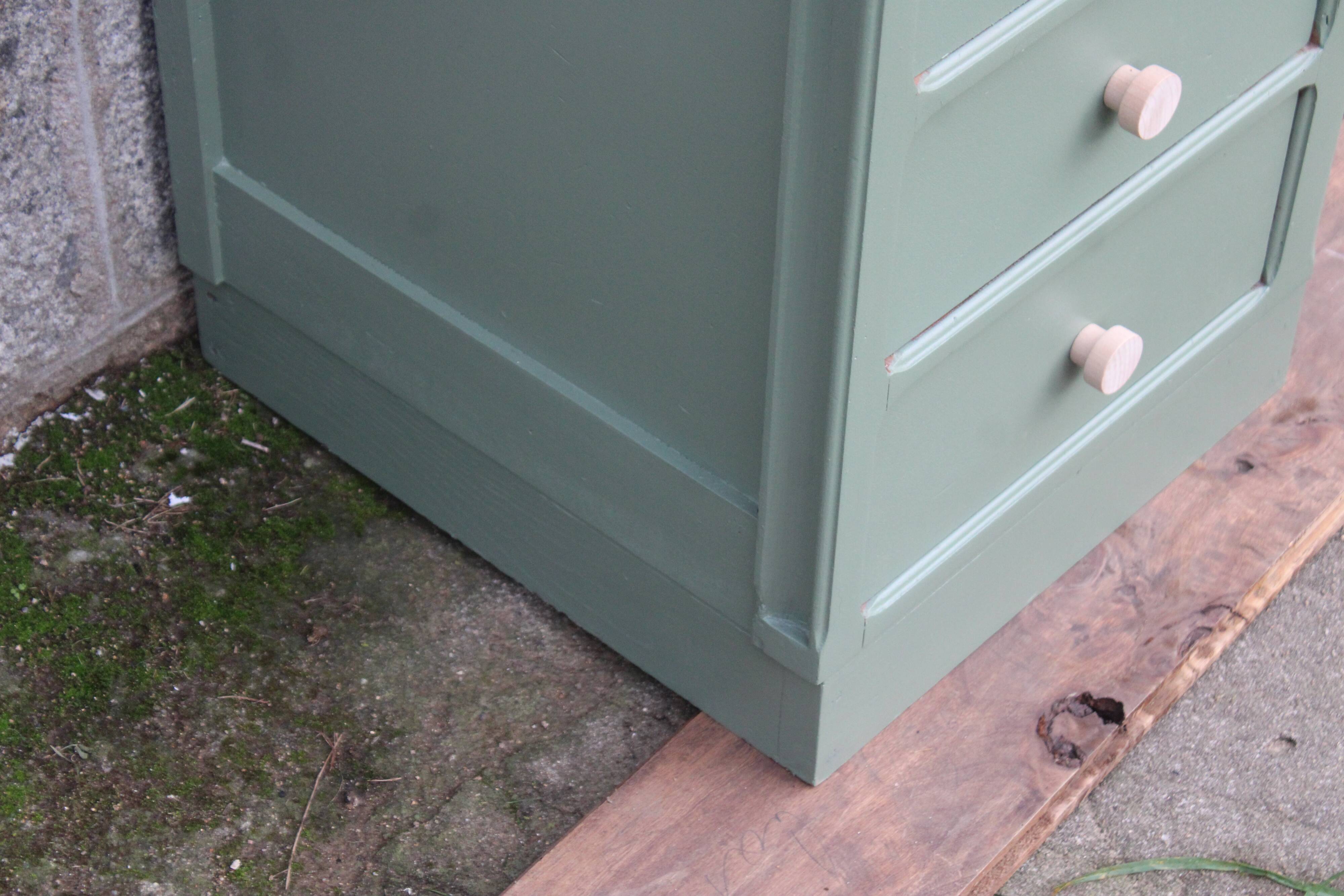 Vitrine haute vintage peinte en vert, rénovée