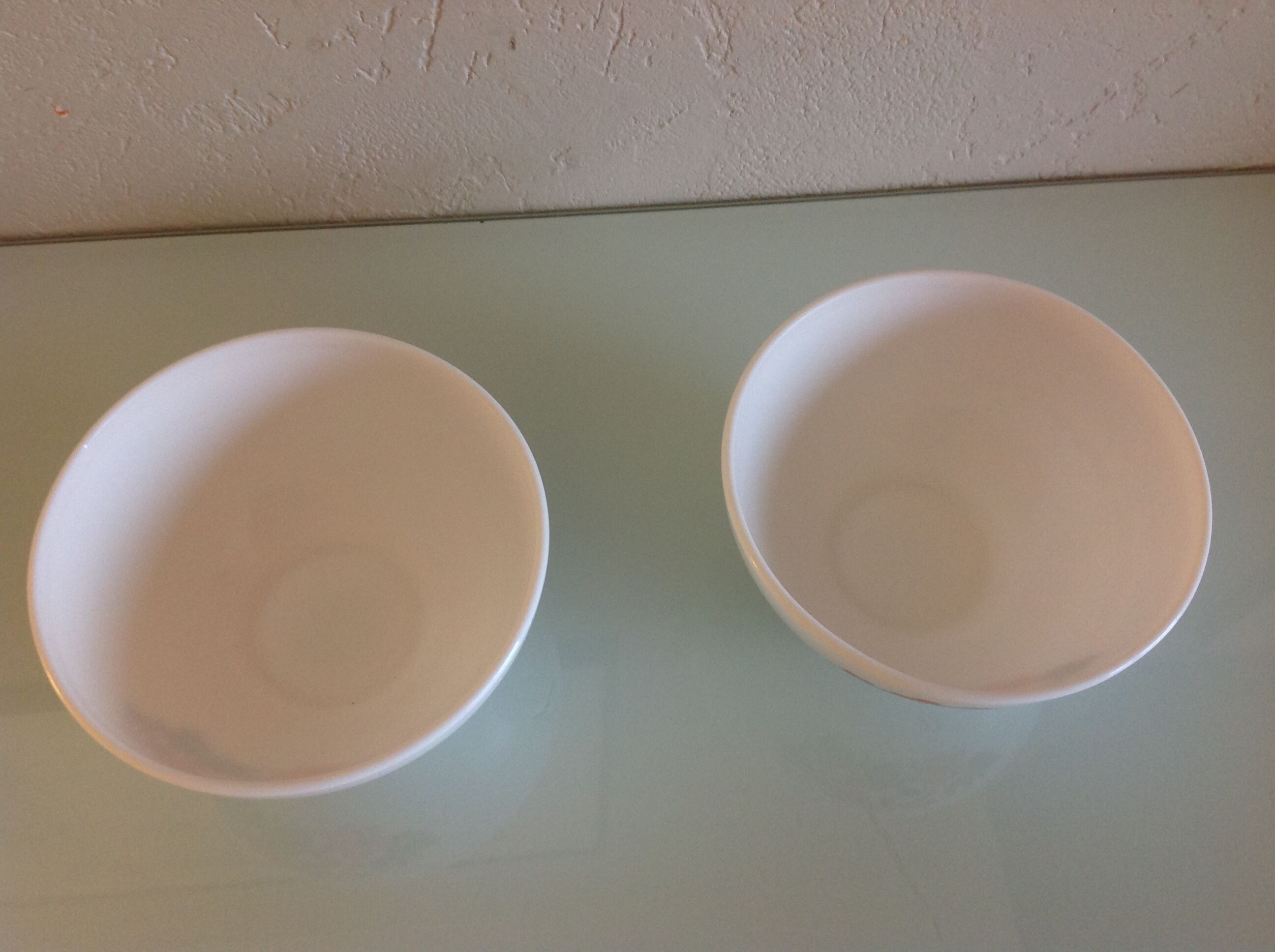 Two bowls in Arcopal white floral decoration / vintage 70s