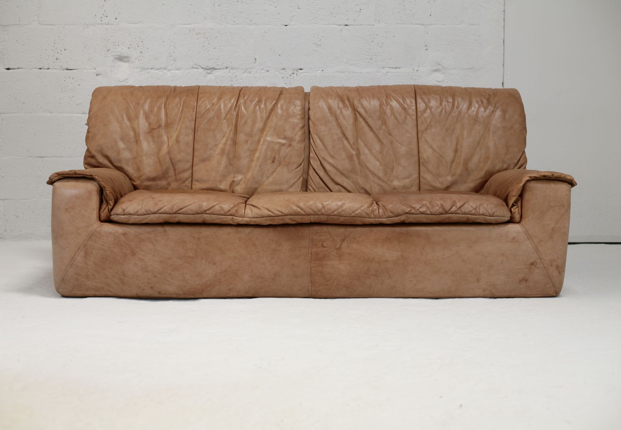 Cinna sofa. Circa 1970. Foam and "caramel" leather. 3 seats.