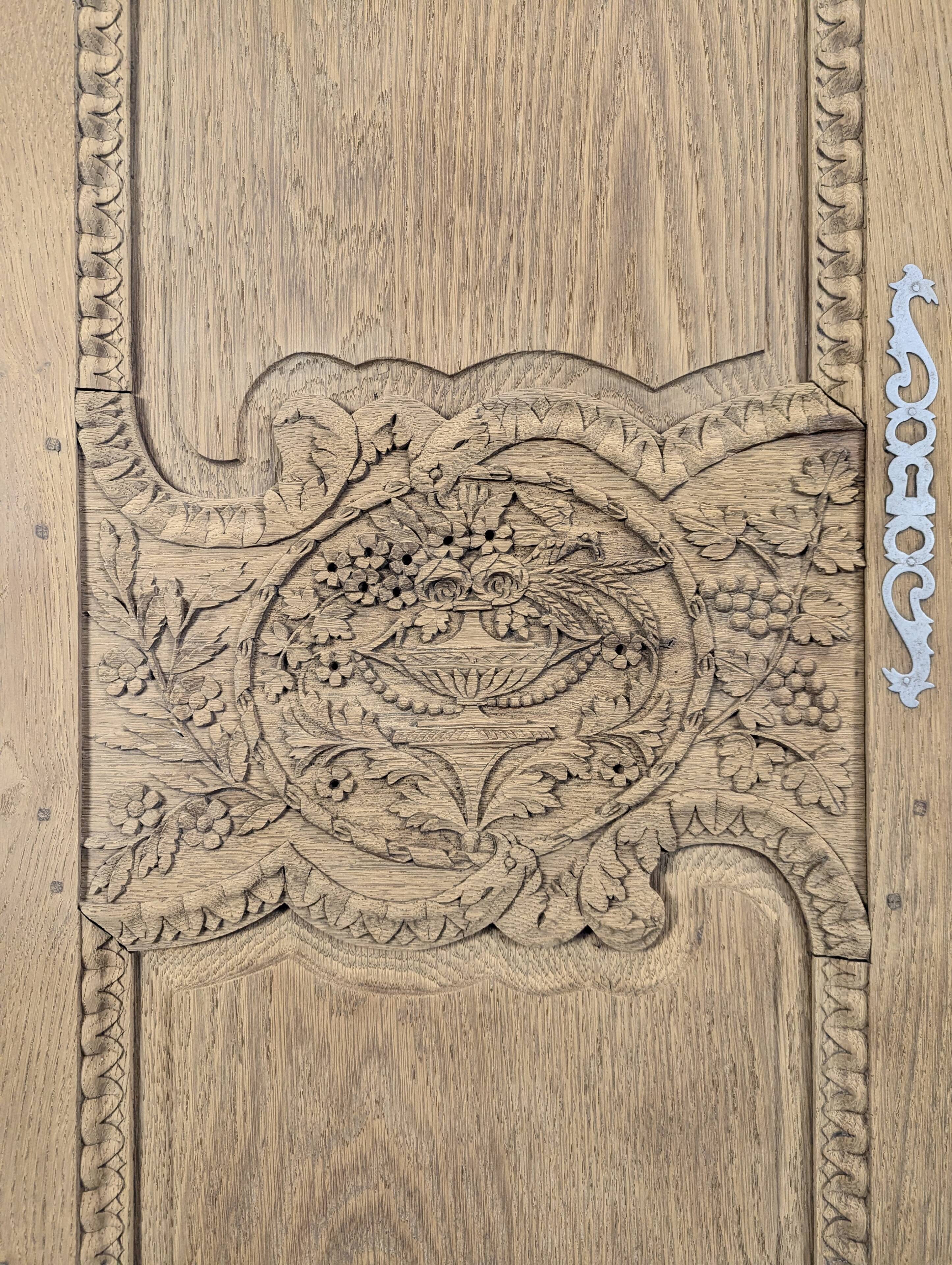 Armoire normande décapée richement sculptée