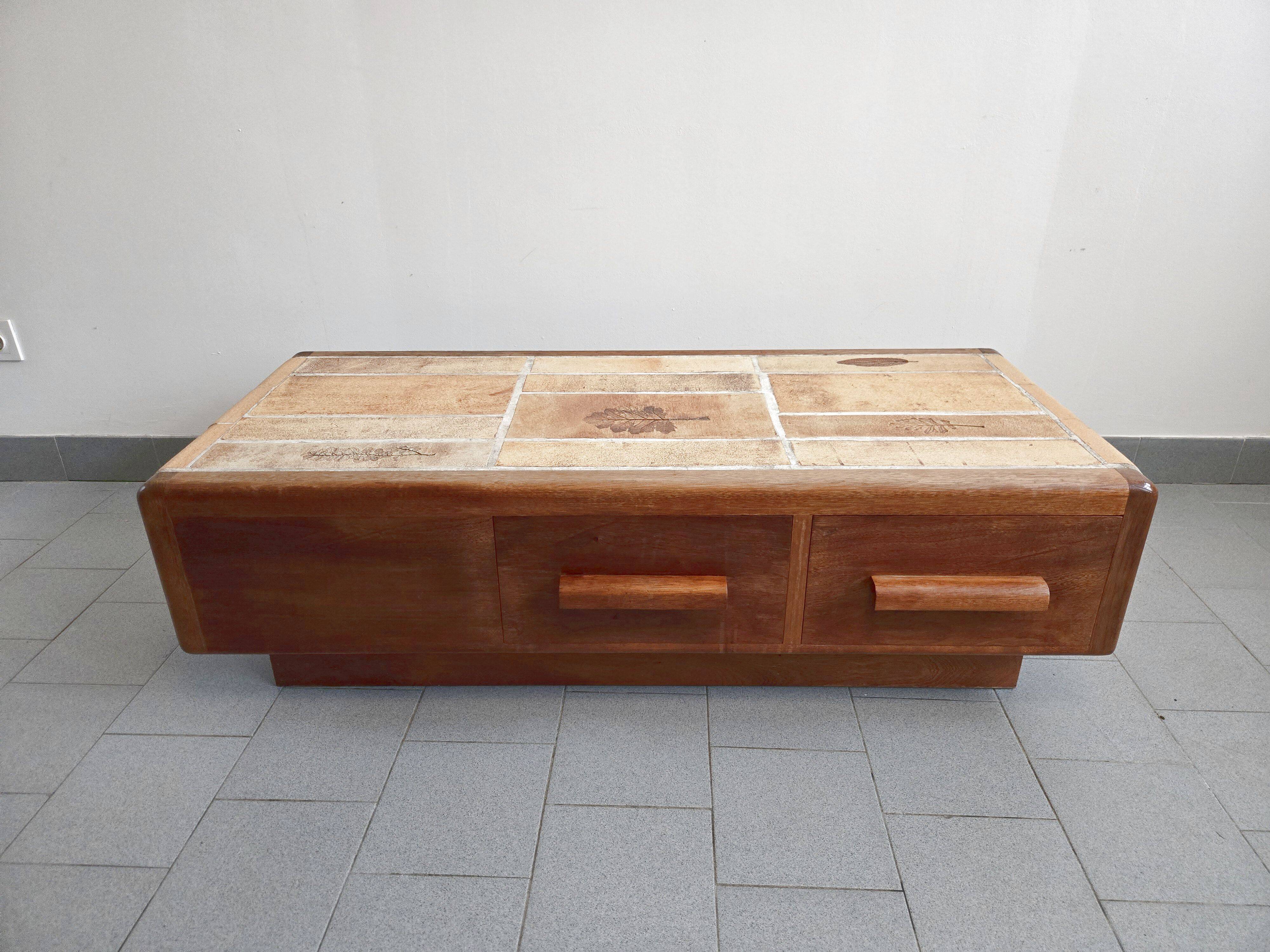 Vintage 1970 coffee table in solid oak & ceramic