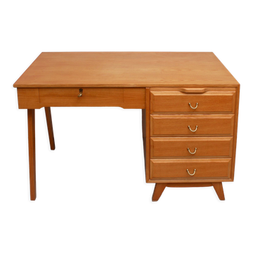Bureau féminin des années 1950 en cendres