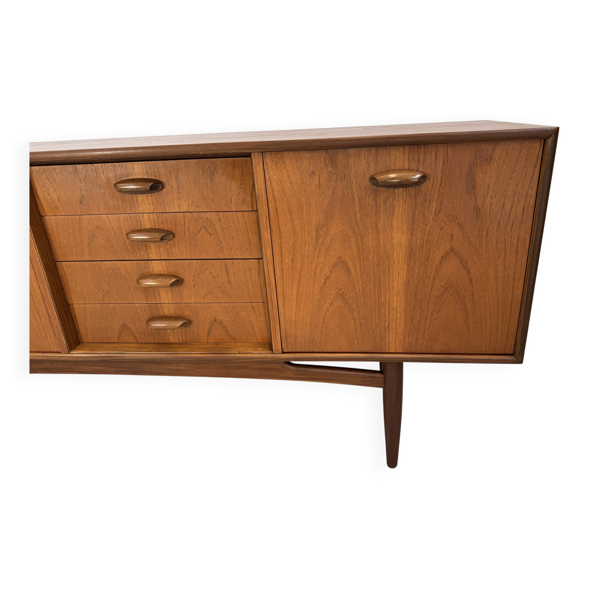 Vintage dressoir van G-Plan design Victor Wilkins uit de "Brasilia"