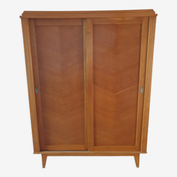 Armoire parisienne avec portes coulissantes