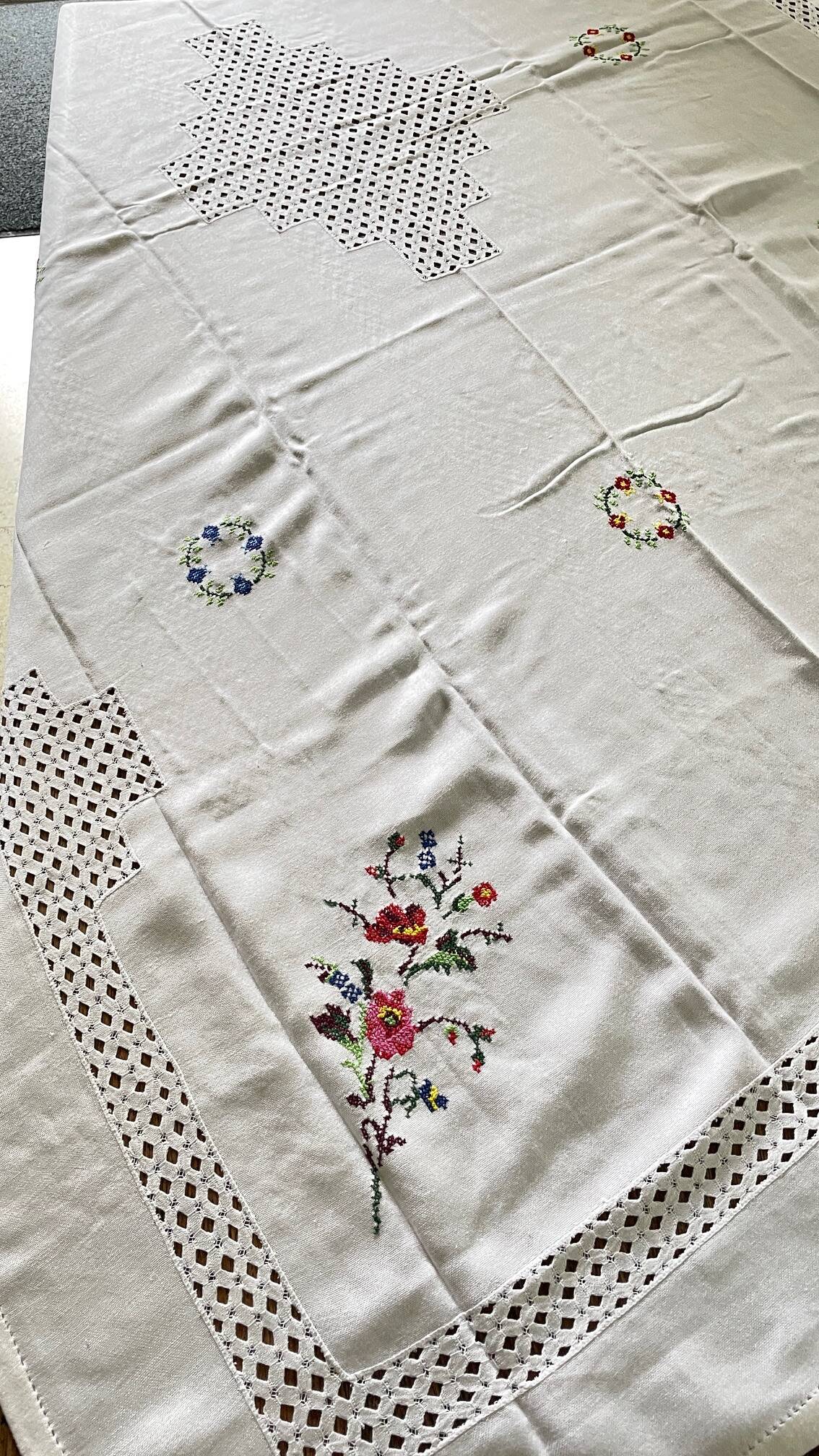 Embroidered tablecloth + 12 vintage napkins