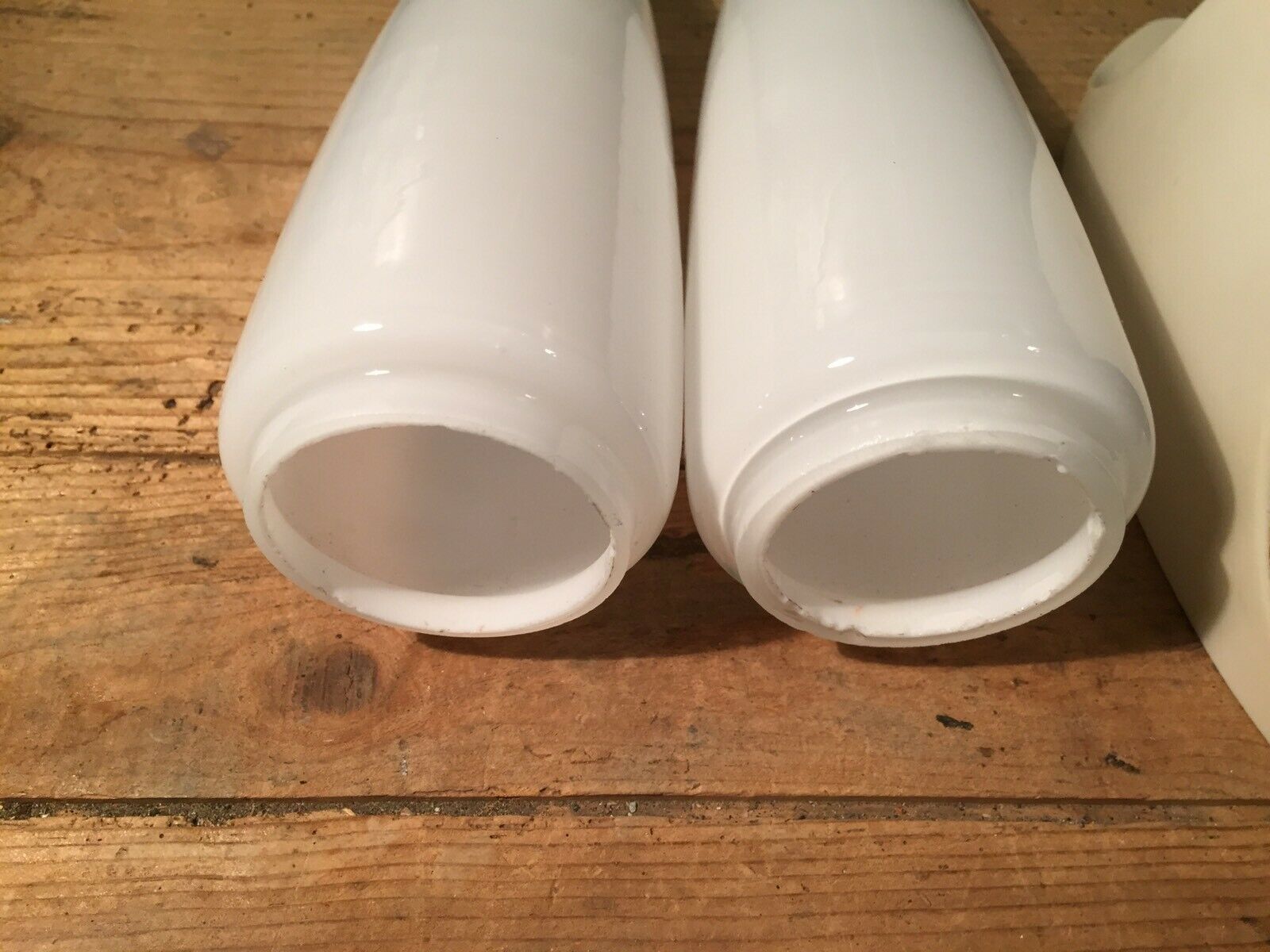 Shell wall lamp in white opaline BO Niko Belgium 1960s