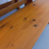 Suite d’une table et de 2 bancs en sapin, années 60