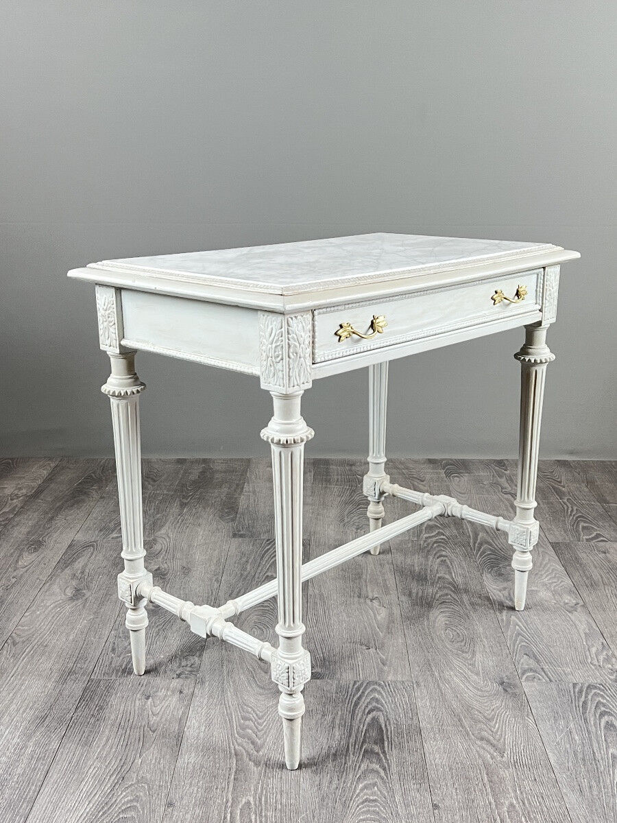 Table de style Louis XVI en bois peint et plateau en marbre, XXe Siècle