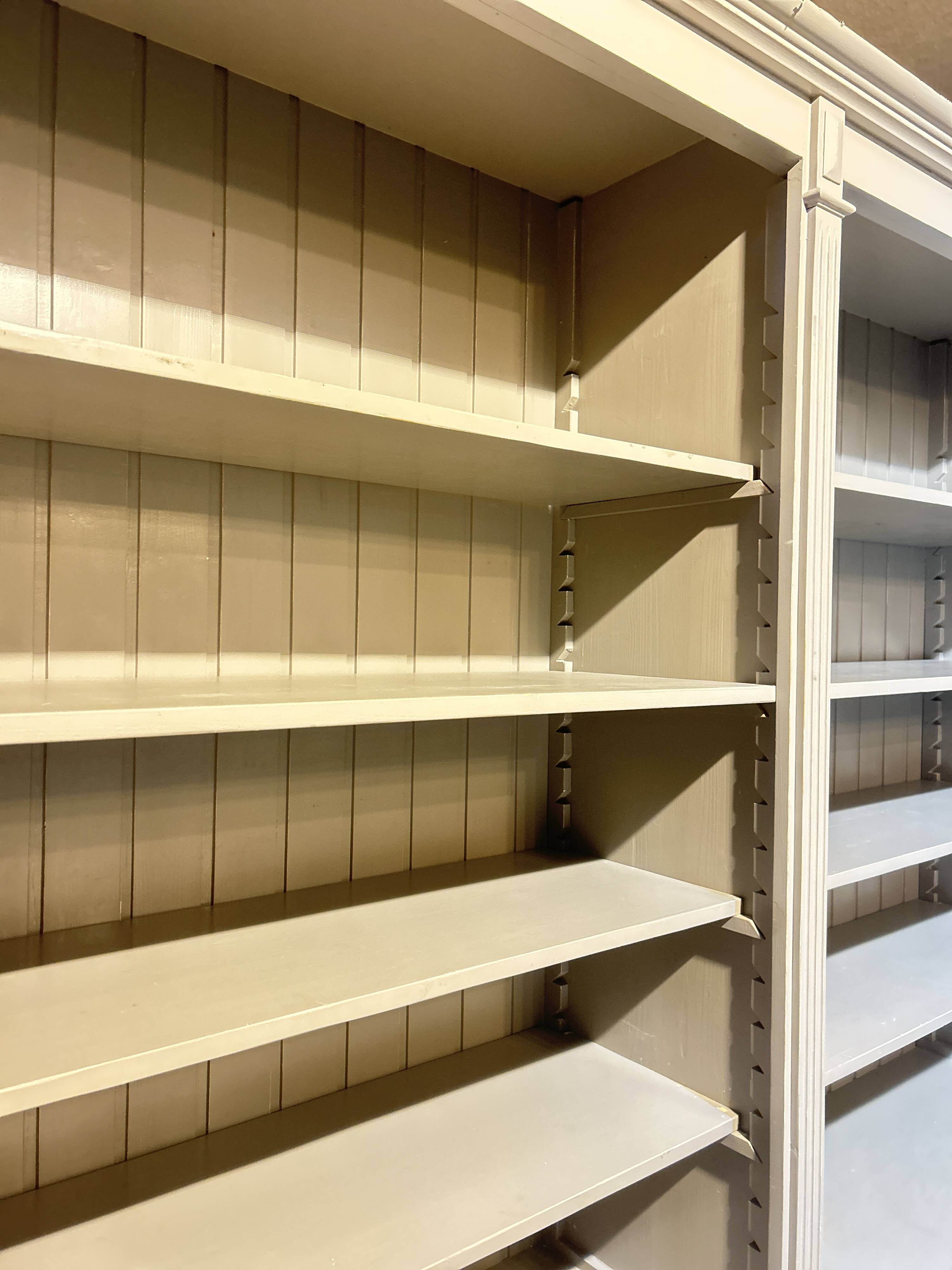 Bibliothèque deux corps , peinte en gris.